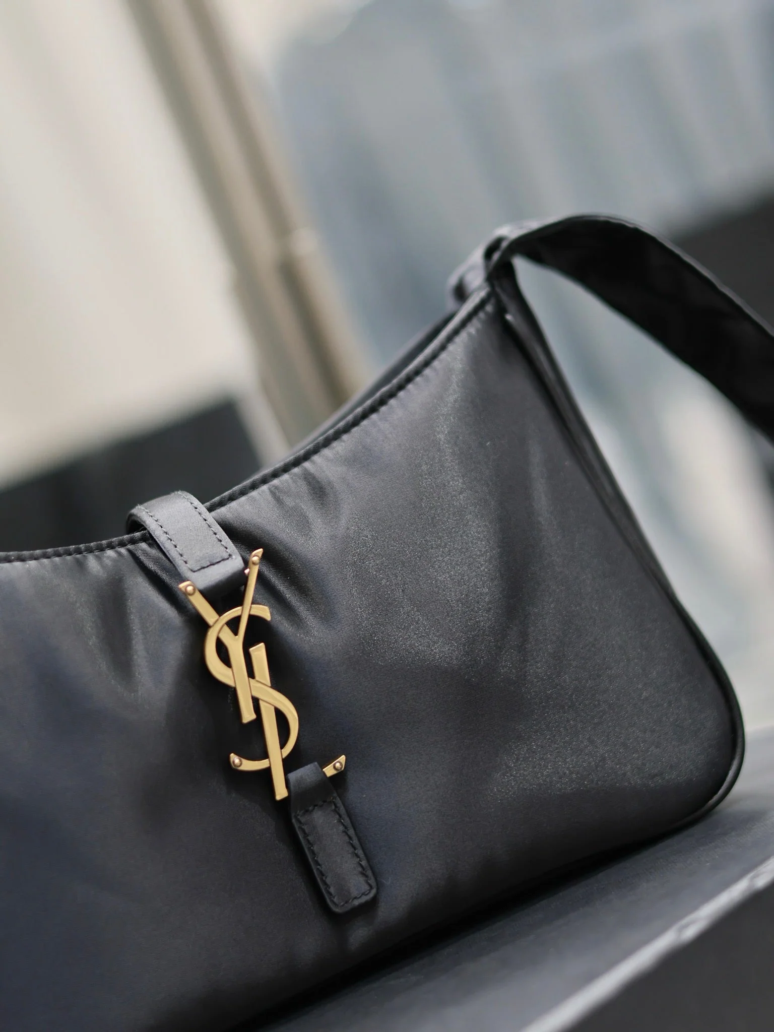 YSL Le5��7 Hobo Black Bag Gold Hardware 25x15x6cm