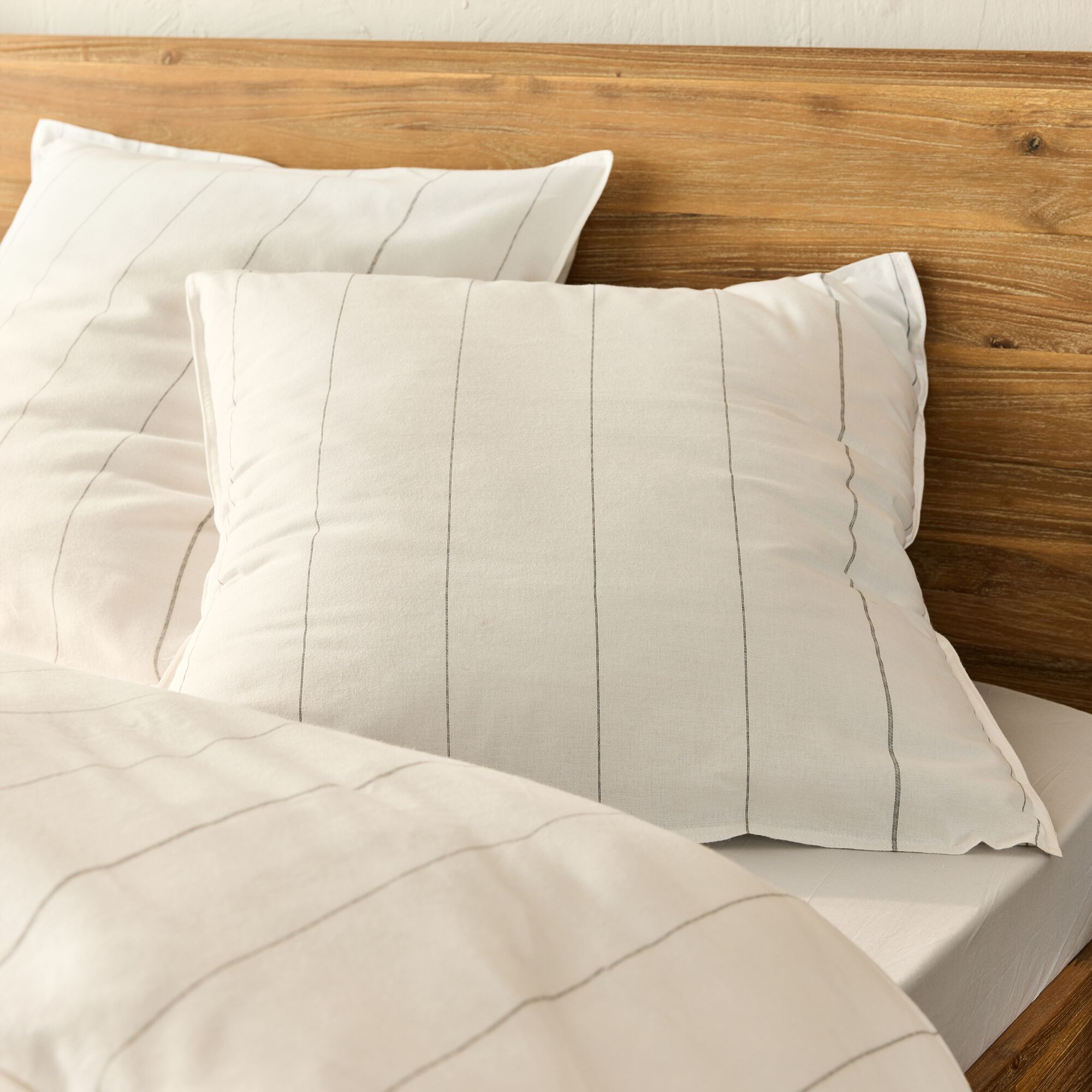 SALOMEE - Housse de couette 240x260cm et 2 taies d'oreiller 65x65cm en flanelle de coton à rayures - blanc