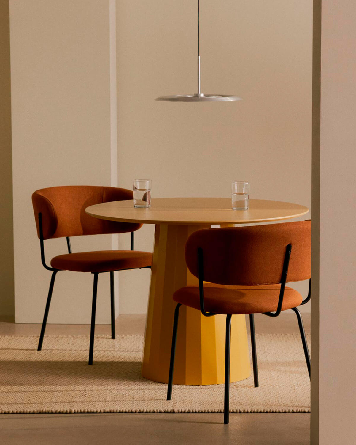 Set Irem - Bonse - Set de Mesa de Comedor de Madera (Ø100 cm) Irem y 2 Sillas de Tela Bonse