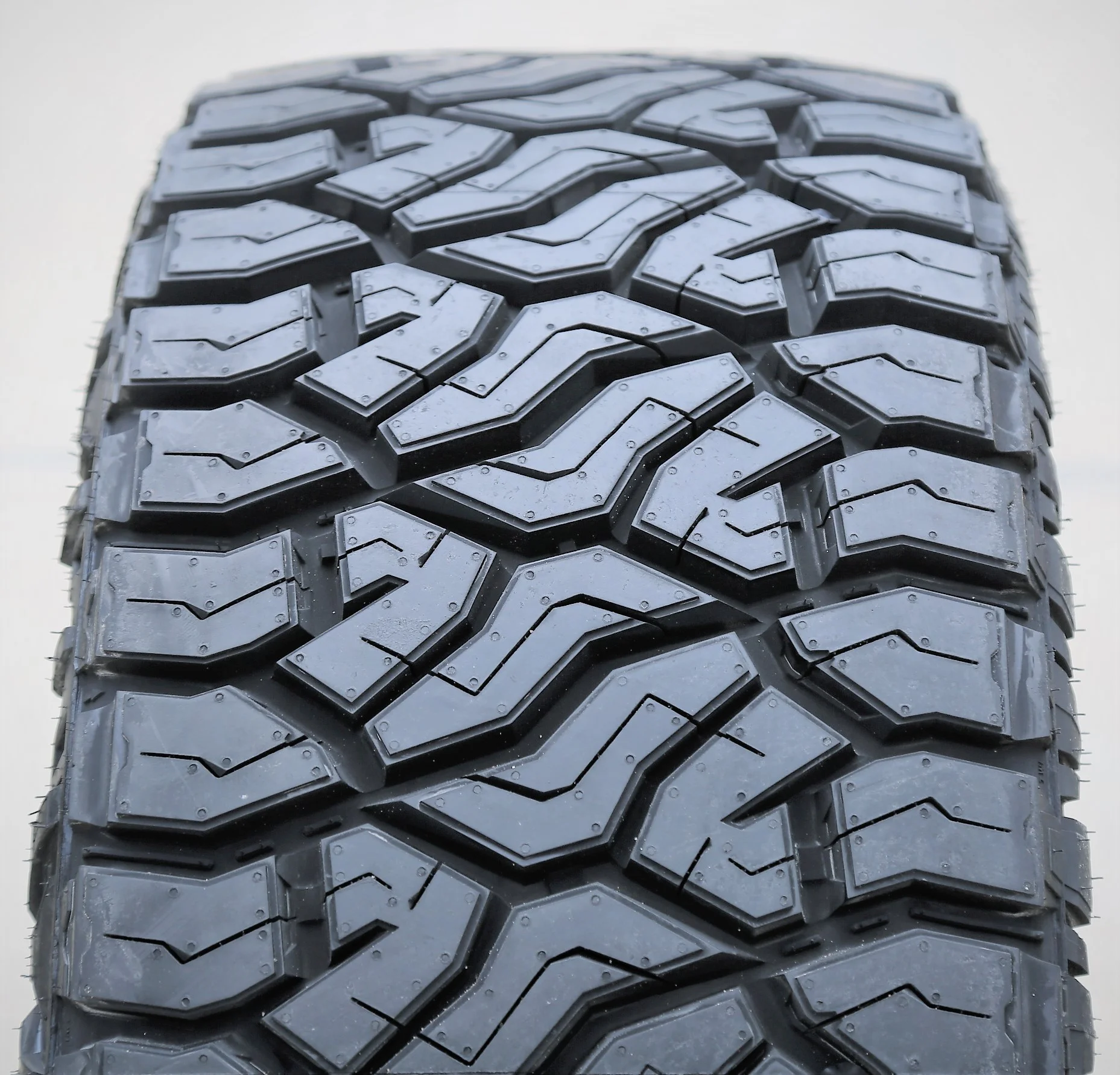 Venom Power Terra Hunter R/T+ 33X12.50R17 120Q E 10 Ply Rugged Terrain Light Truck Tire
