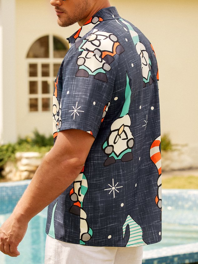 Chemise à manches courtes imprimée avec un motif de gnome de Noël rétro et un revers, style décontracté, collection fêtes.
