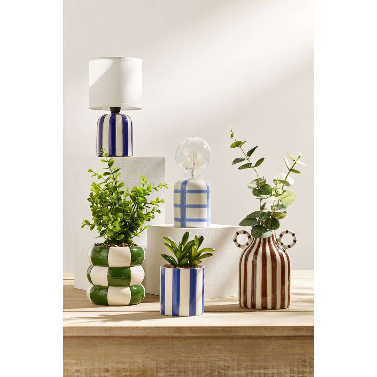 Lampe à poser ampoule LED base céramique quadrillée (2 modèles)