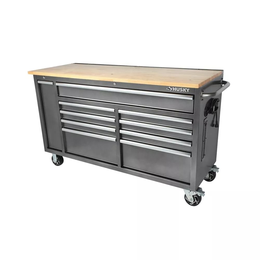 Établi mobile avec coffre à outils profond à 10 tiroirs, 61 po de largeur, couleur argent métallisé, et tiroir de rangement vertical coulissant.