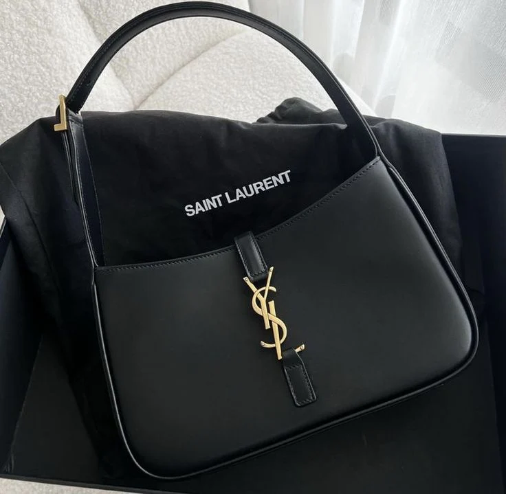 Saint Laurent Le 5 �� 7 Hobo Bag In Patent Leather - Black - Women