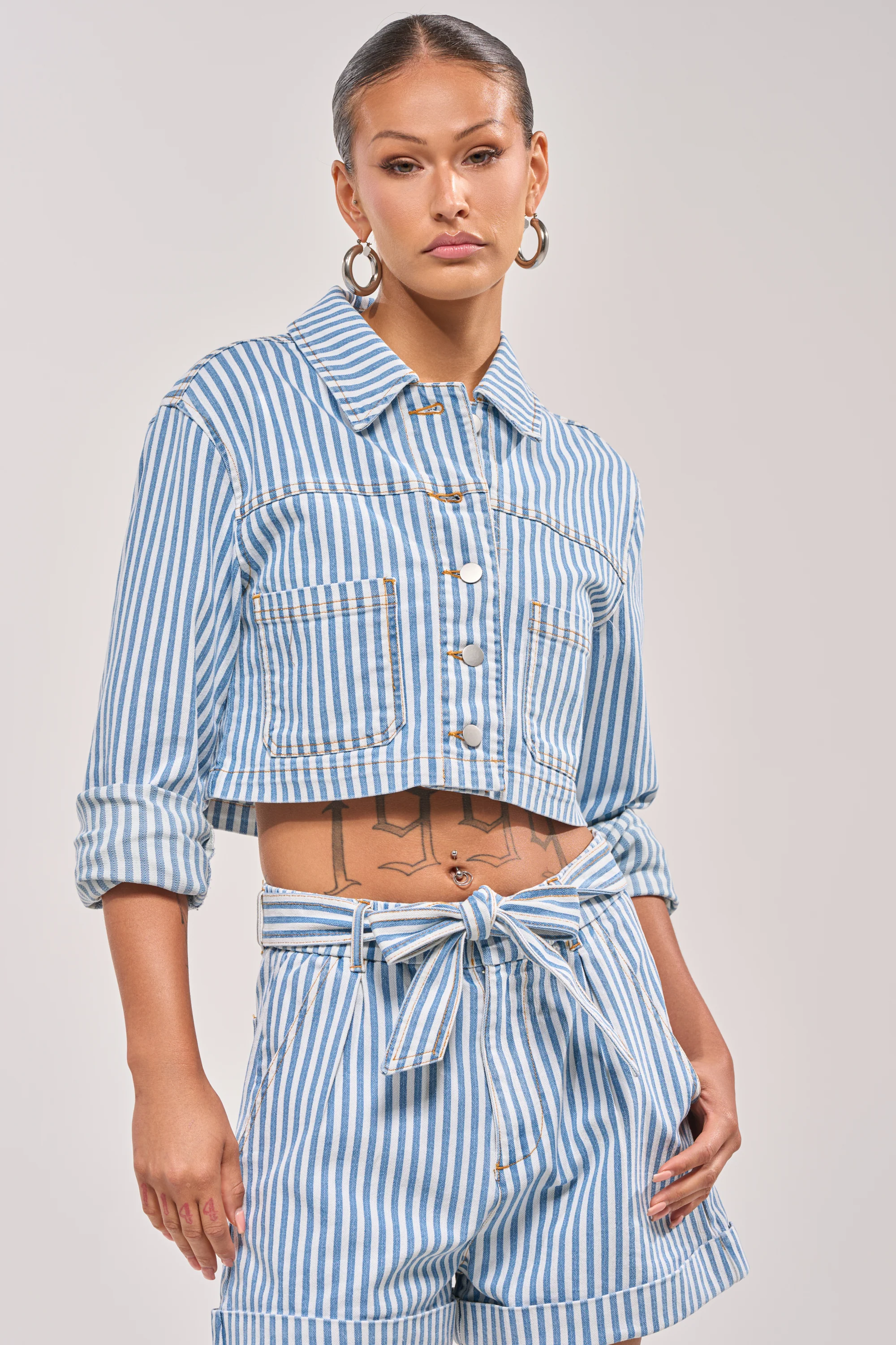 VACAY VIBES BUTTON DOWN - Akira Store