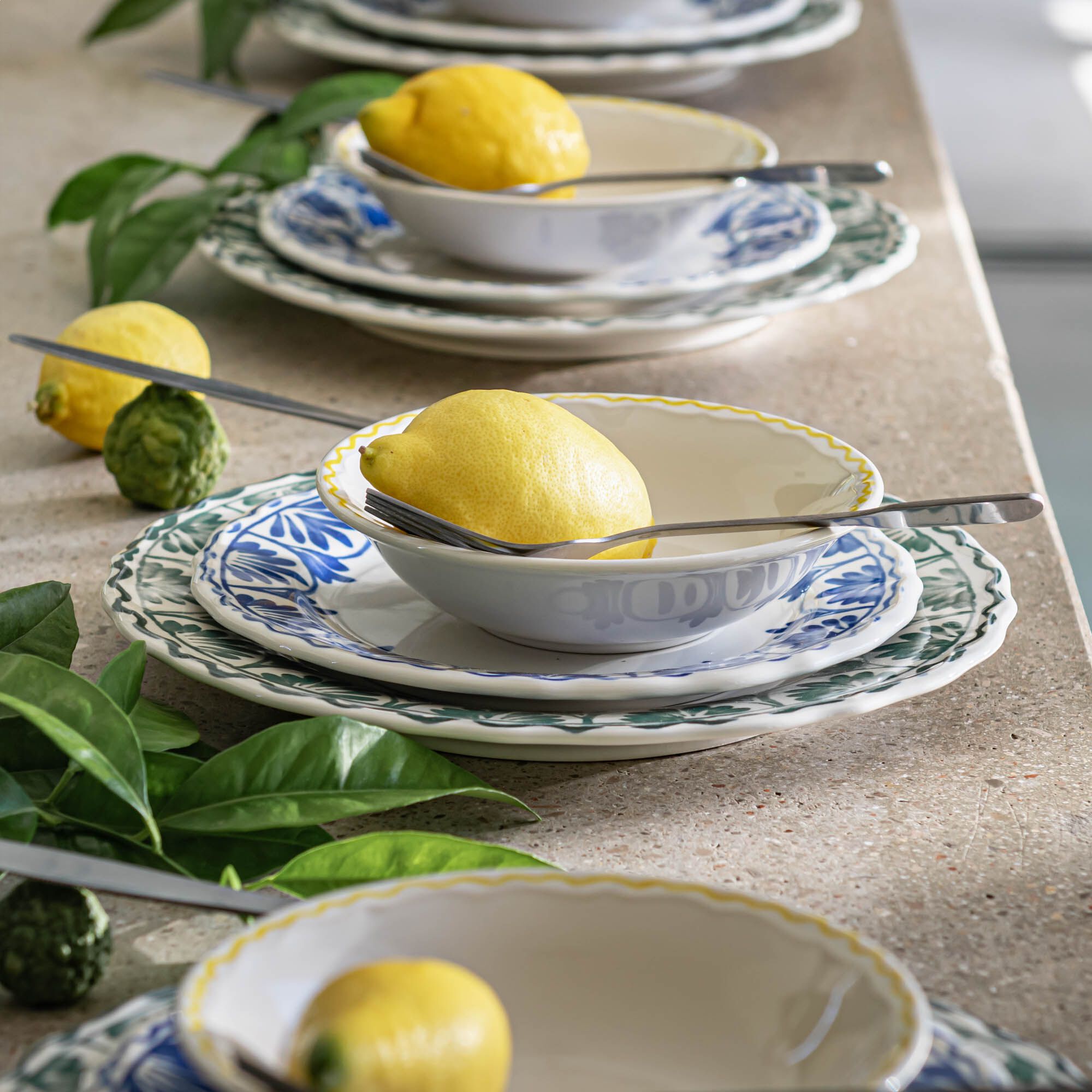ADAO - Assiette plate en grès à motif floral vert D28cm - blanc
