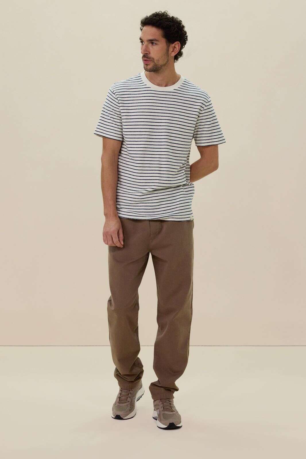 Wit T-shirt met donkerblauwe strepen