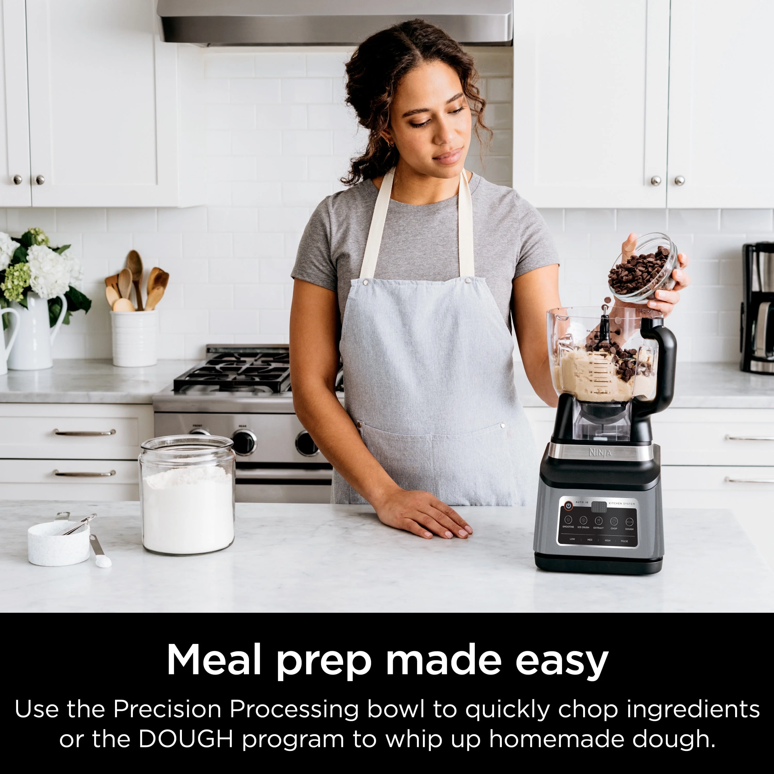Professional Plus Kitchen System, 1400 Watts, 5 Presets for Smoothies, Chopping, Dough with Auto IQ, 72 oz * Blender Pitcher, 64 oz Processor Bowl, 24 oz To Go Cups, Black, BN800 Image 7