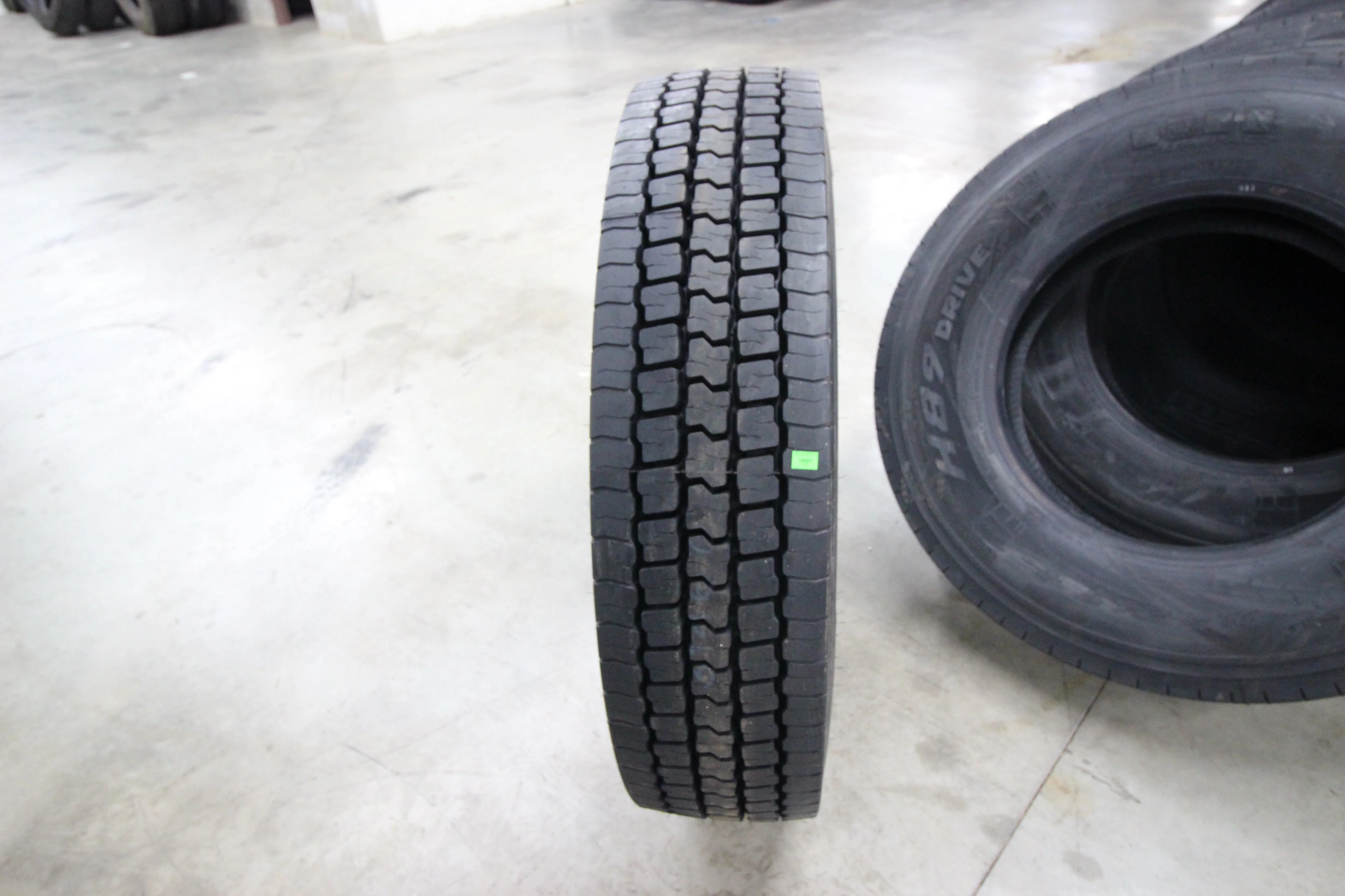 Tire 295/75R22.5 Pirelli D - H89 Drive Closed Shoulder 14 Ply L 144/141