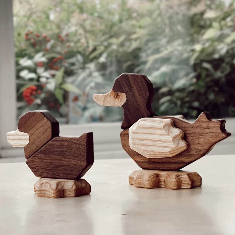 Liten andunge trefigur 8 cm valnøtt/ask