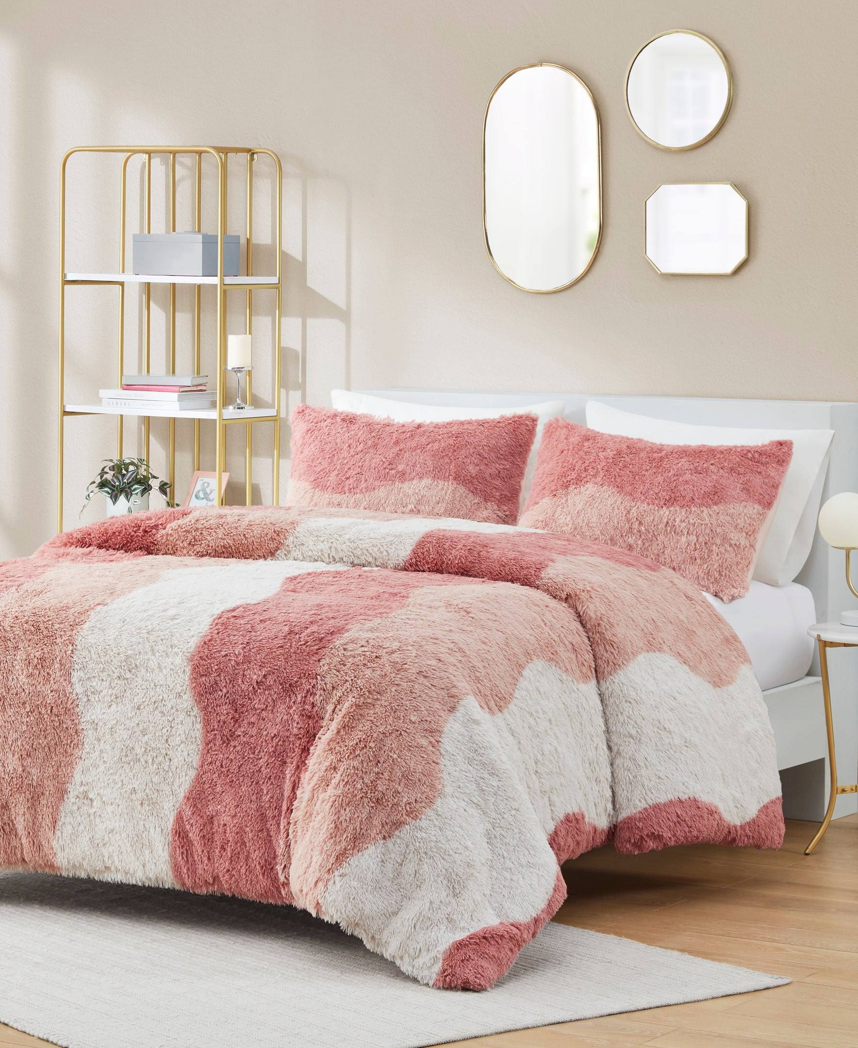 Intelligent Design - Cassie Ombre Shaggy Faux Fur Comforter Set - Full/Queen - Blush Multi