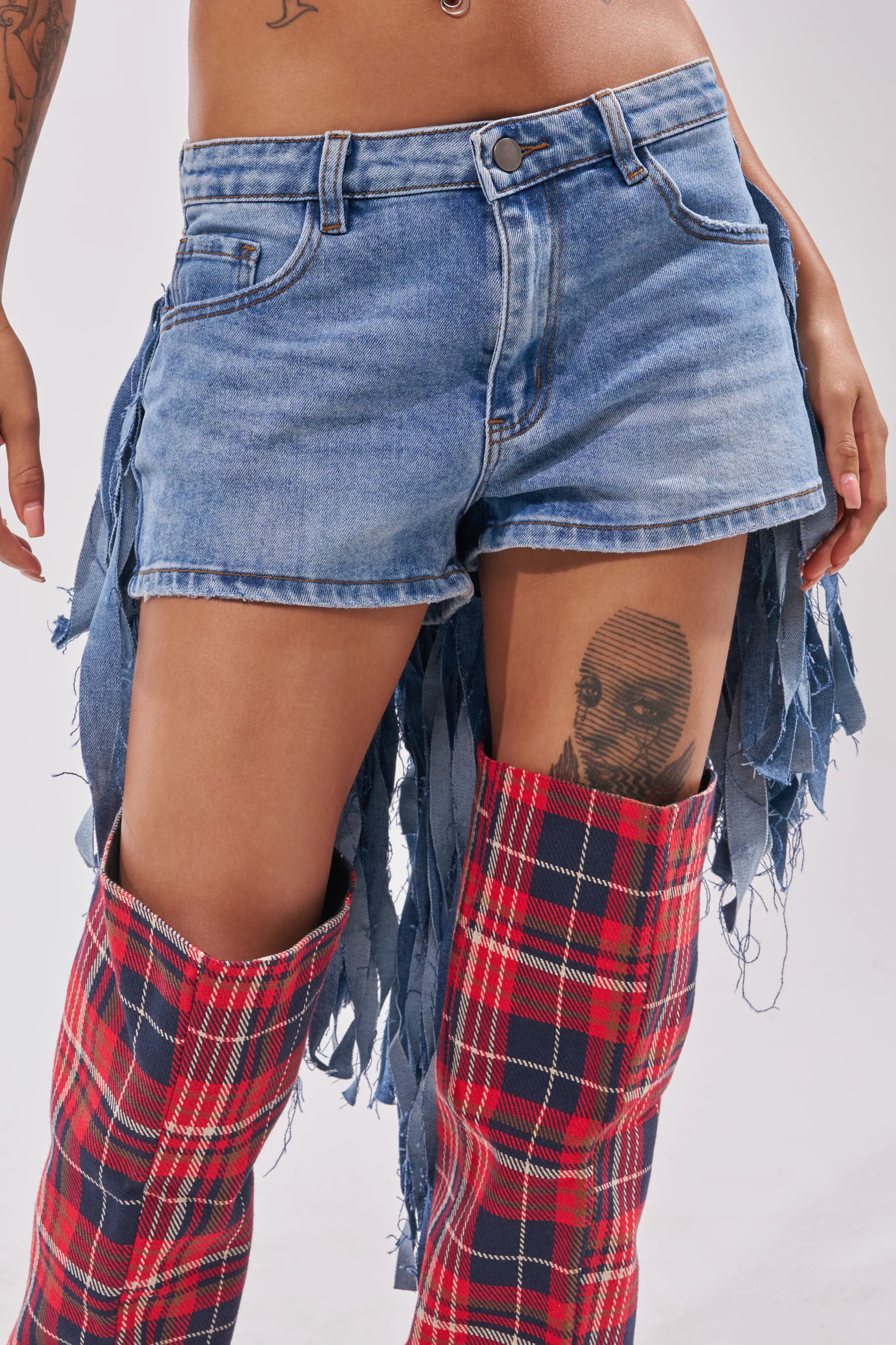 TURN AROUND DISTRESSED DENIM SHORT - Akira Store