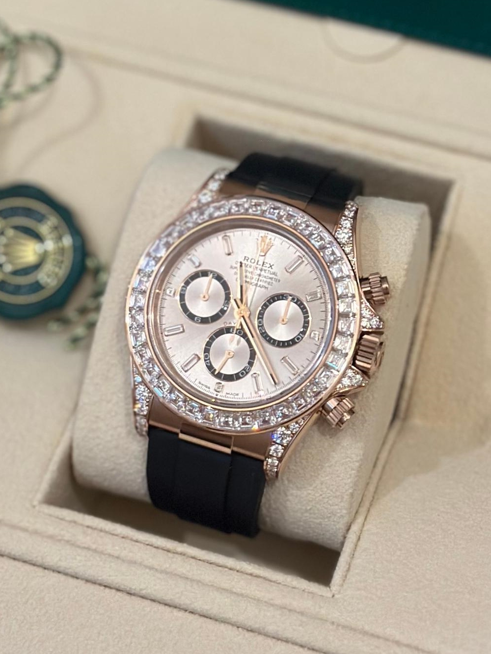 [Super Clone]Rolex Cosmograph Daytona 40mm Rose Gold Diamond Baguette Sundust Dial Diamond Bezel Oysterflex - 126535RBR