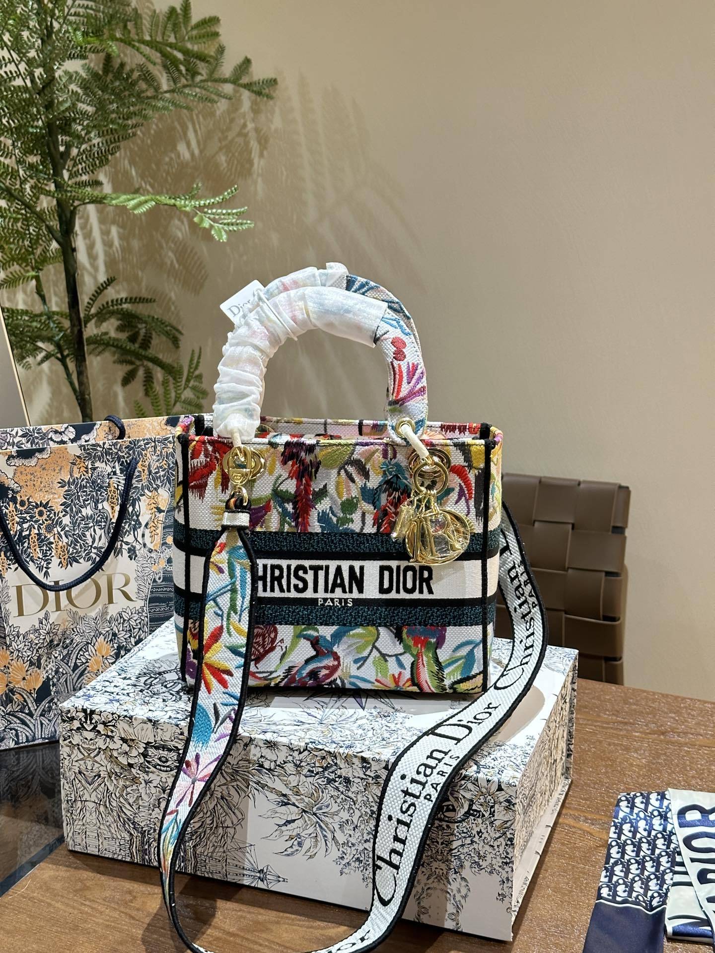 D lady bag size; 24 cm