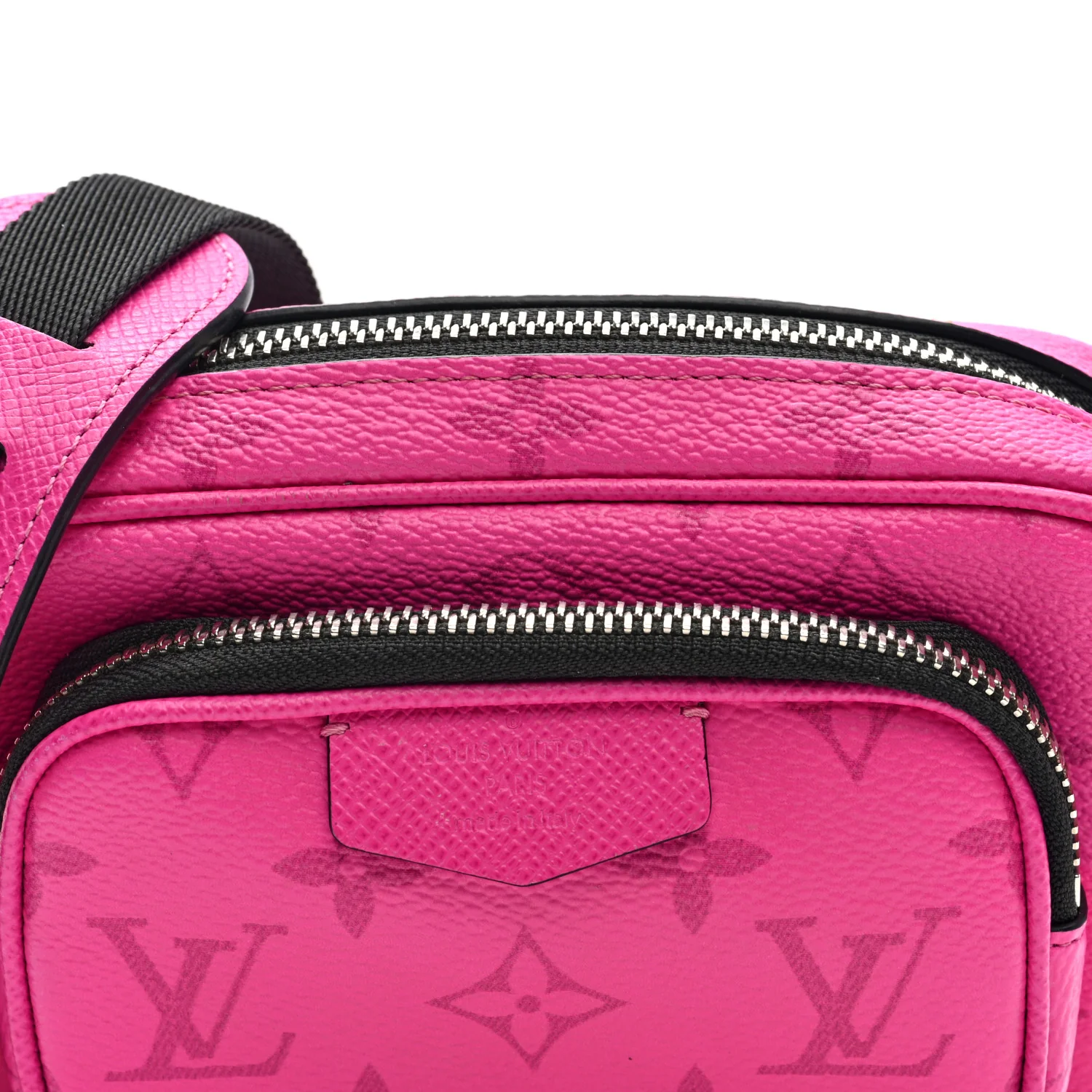 Taigarama Outdoor Pouch Fuchsia