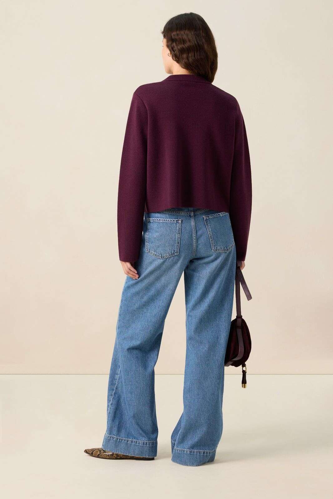 Donkerrood vest met gouden knopen