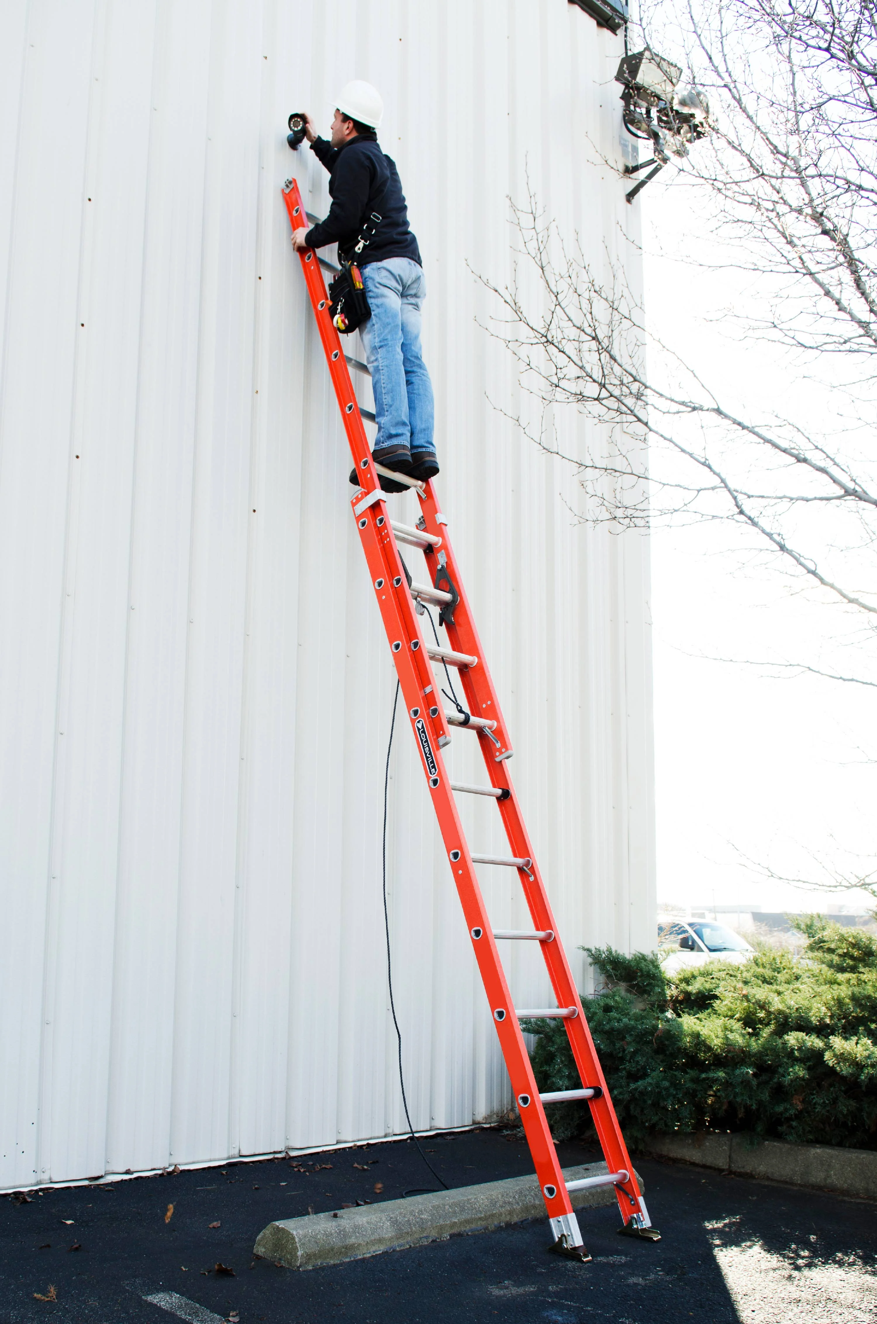 40-Foot Fiberglass Extension Ladder, 300-Pound Load Capacity, Type IA, FE3240 - Image 6