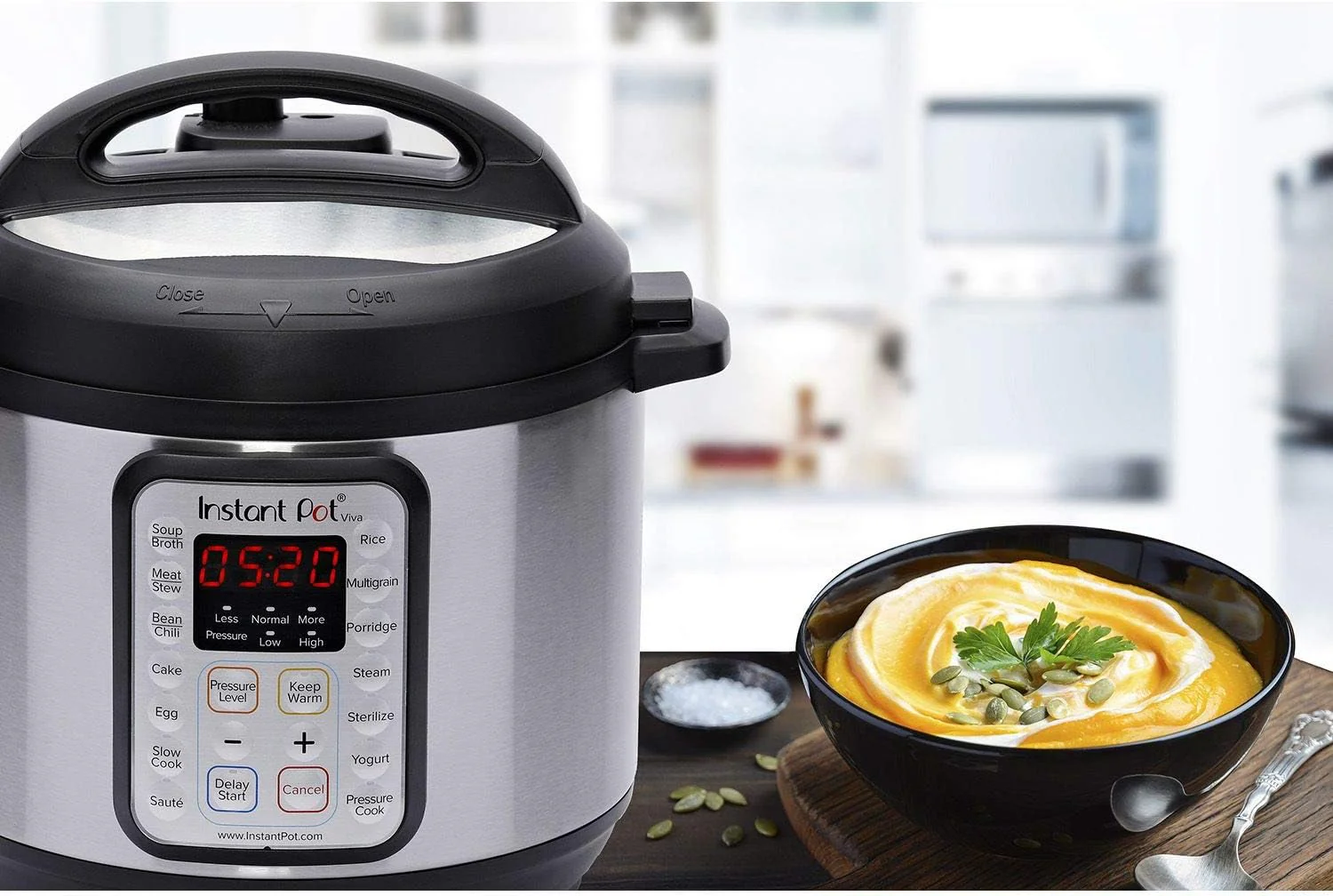 Multicuiseur 9 en 1 : autocuiseur, mijoteuse, cuiseur à riz, cuiseur vapeur, fonction sauté, yaourtière, chauffe-plat et stérilisateur. Application avec plus de 800 recettes incluse. Acier inoxydable. Capacité : 6 litres.