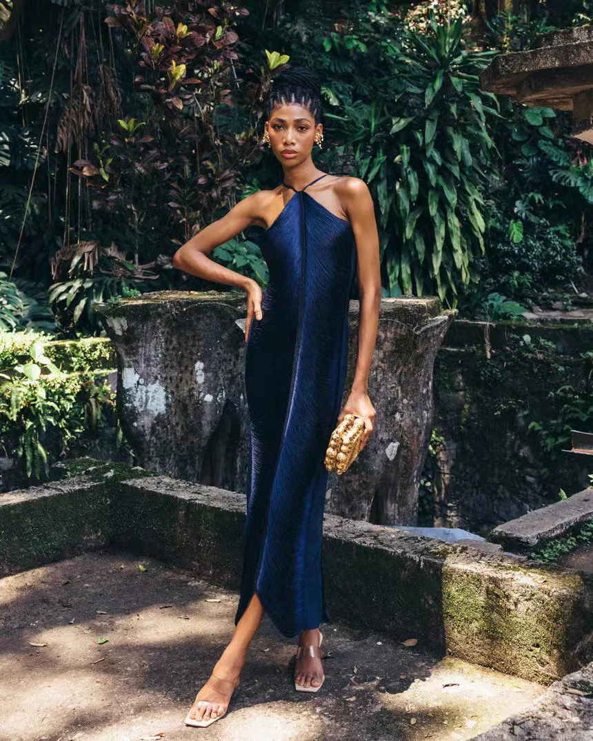 Robe longue élégante pour femme avec col sophistiqué et fente