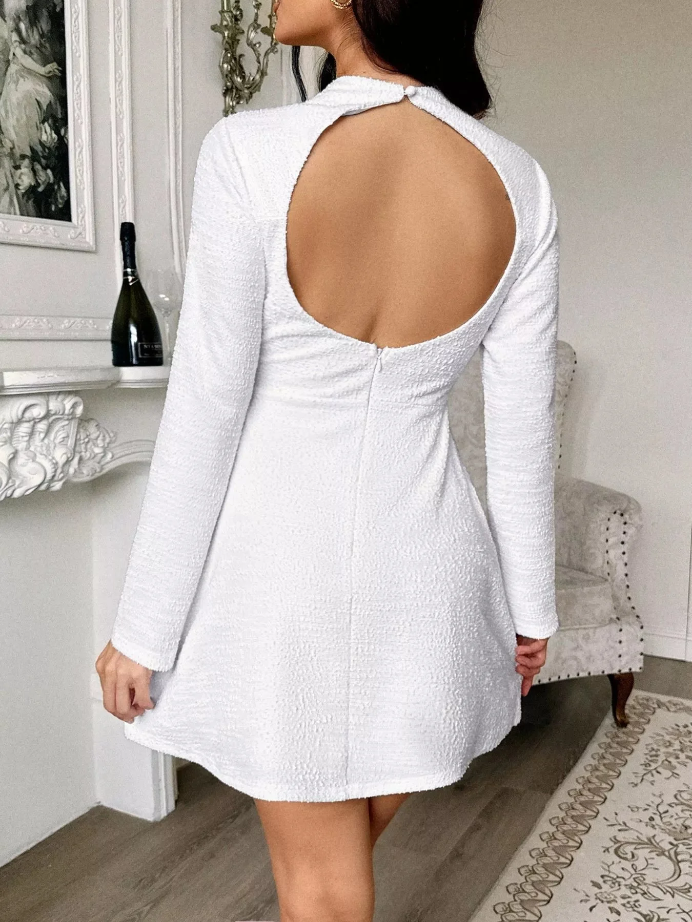 Robe courte à manches longues avec dos ajouré
