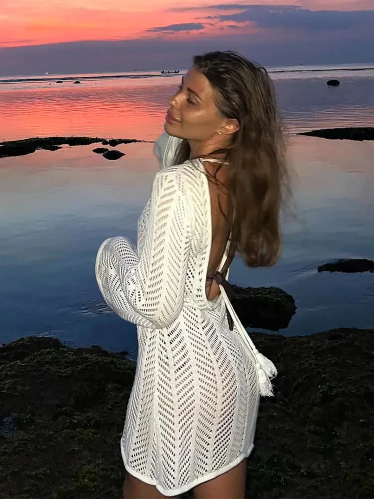 Robe courte en crochet tricoté dos nu avec manches longues