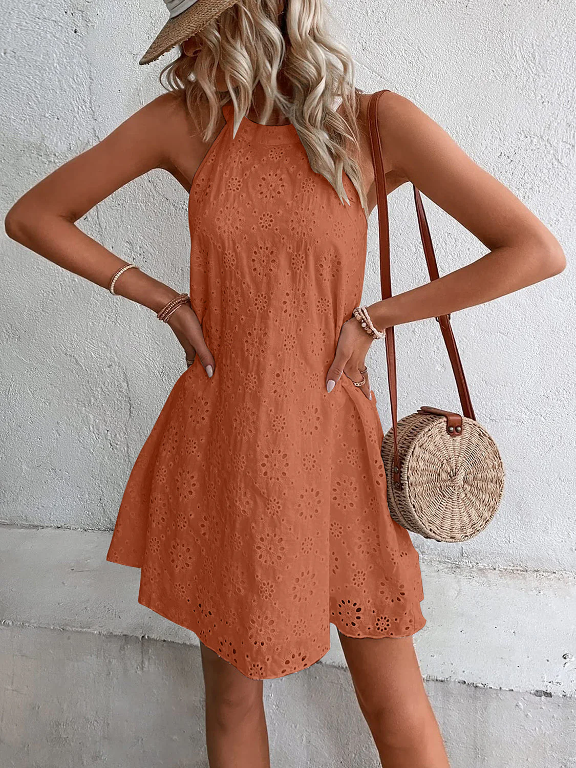 Sophie Paris | Robe Mini à Col Grec en Oeillet avec Coupe Flatteuse