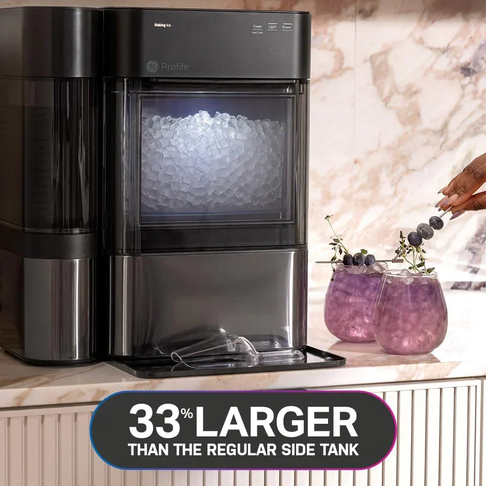 Machine à glaçons GE Profile Opal 2.0 XL avec réservoir de 3,8 litres (1 gallon) et glaçons en pépites croquantes à croquer.