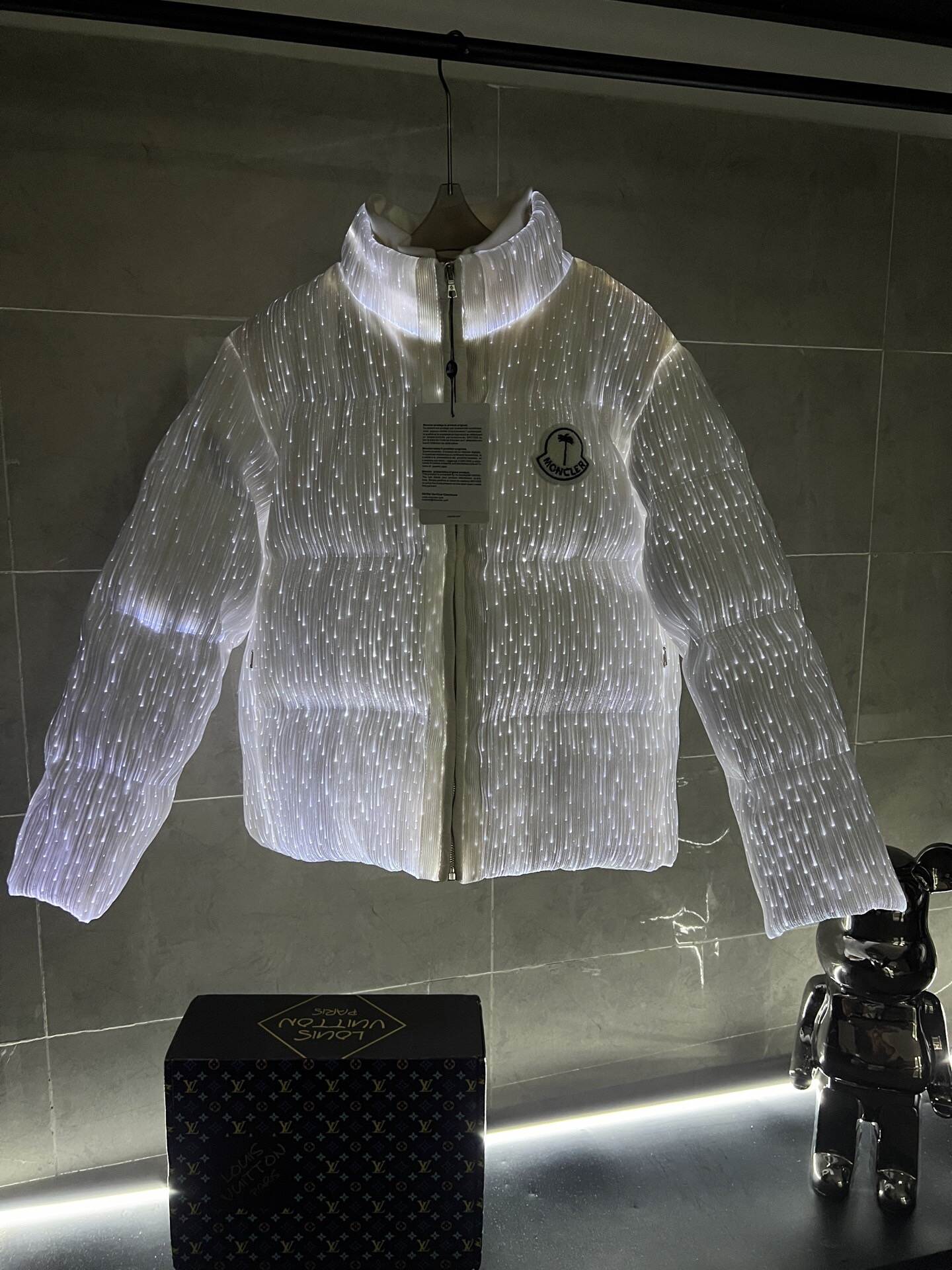【人気商品】𝐌𝐎𝐍𝐂𝐋𝐄𝐑 新型発光薄型ダウンジャケットMONCLER