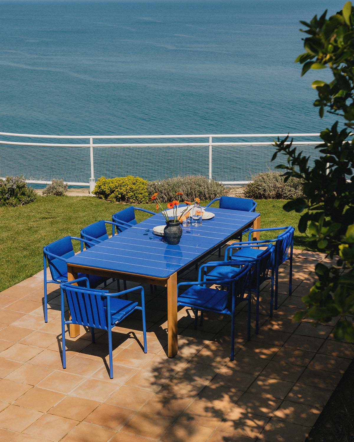 Set Ubel - Vinke - Set de Mesa Extensible Rectangular (225-330x100 cm) Ubel y 8 Sillas con Reposabrazos de Metal y Tela Vinke de Exterior