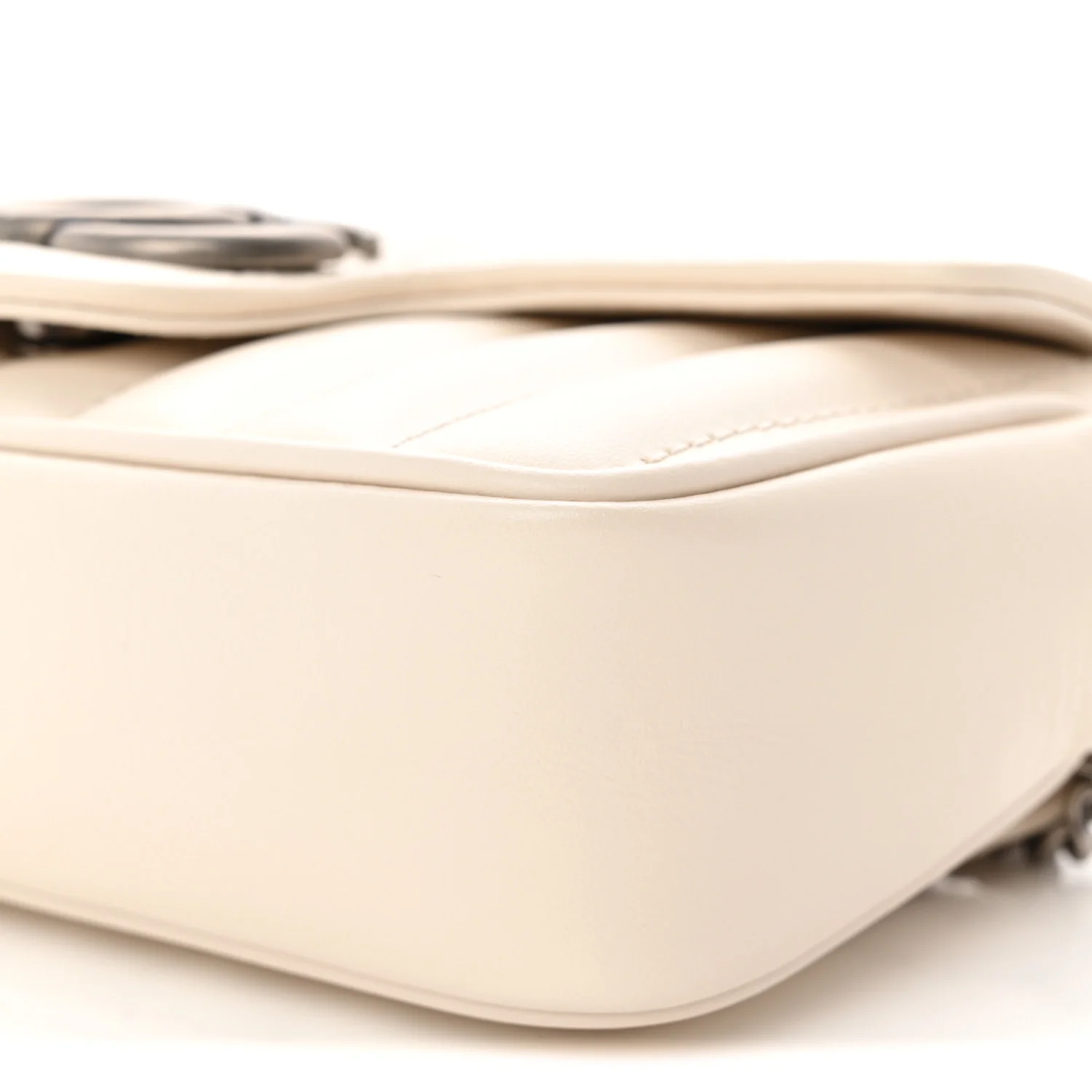 Calfskin Matelasse Aria Super Mini GG Marmont Shoulder Bag Mystic White