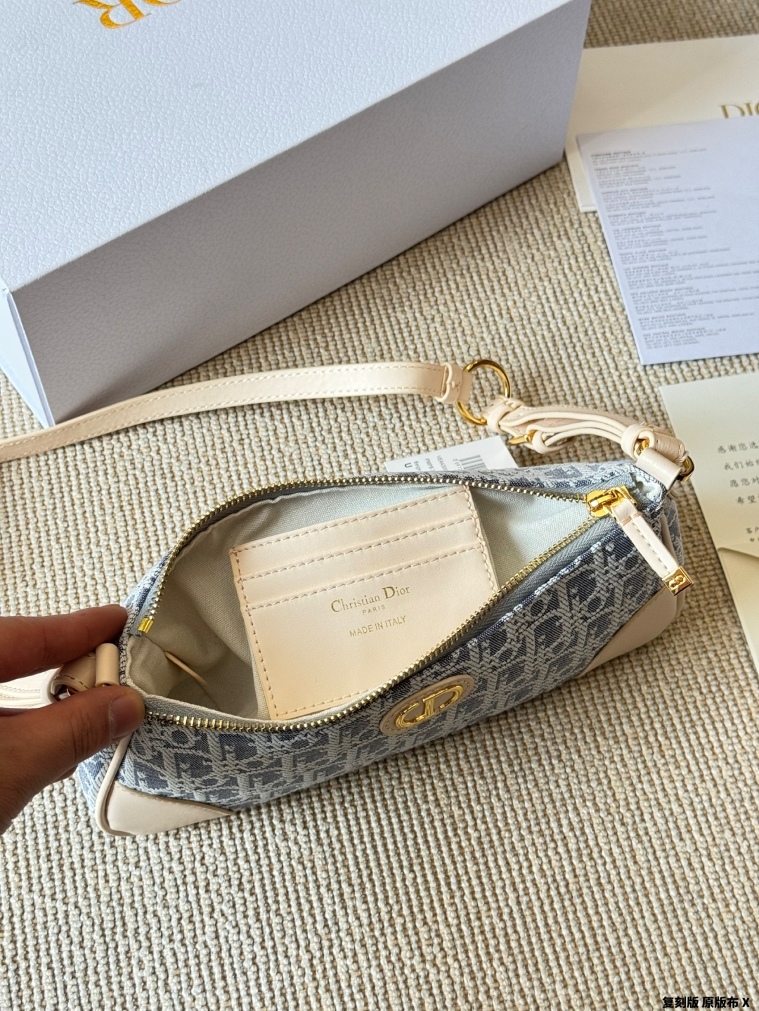 D new arrival Wanderlust hobo bag size: 26 cm