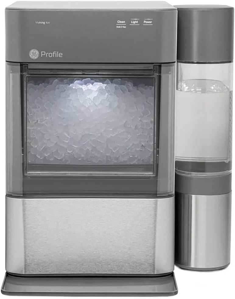 Machine à glaçons GE Profile Opal 2.0 XL avec réservoir de 3,8 litres (1 gallon) et glaçons en pépites croquantes à croquer.