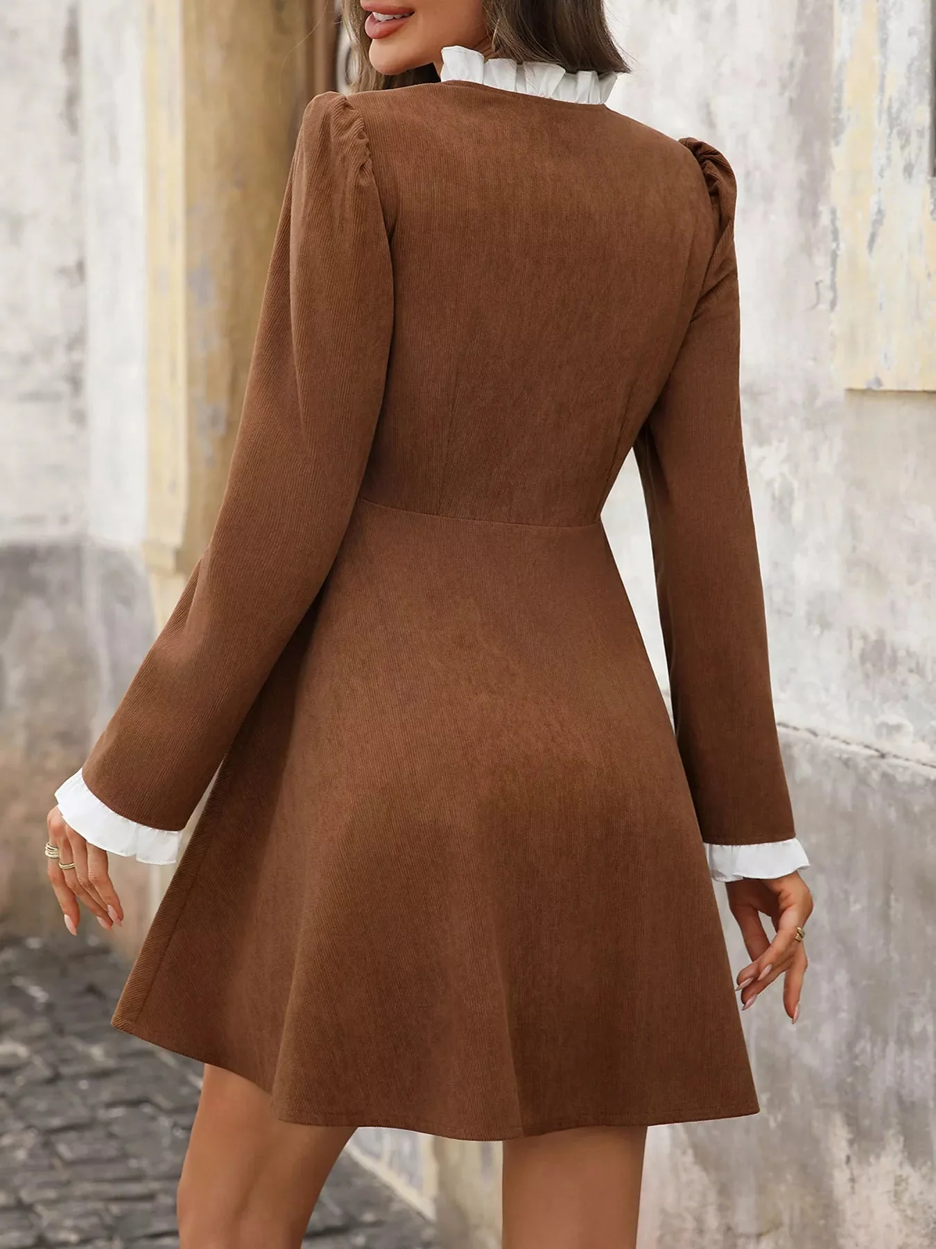 Robe mi-longue à manches longues avec boutons sur le devant