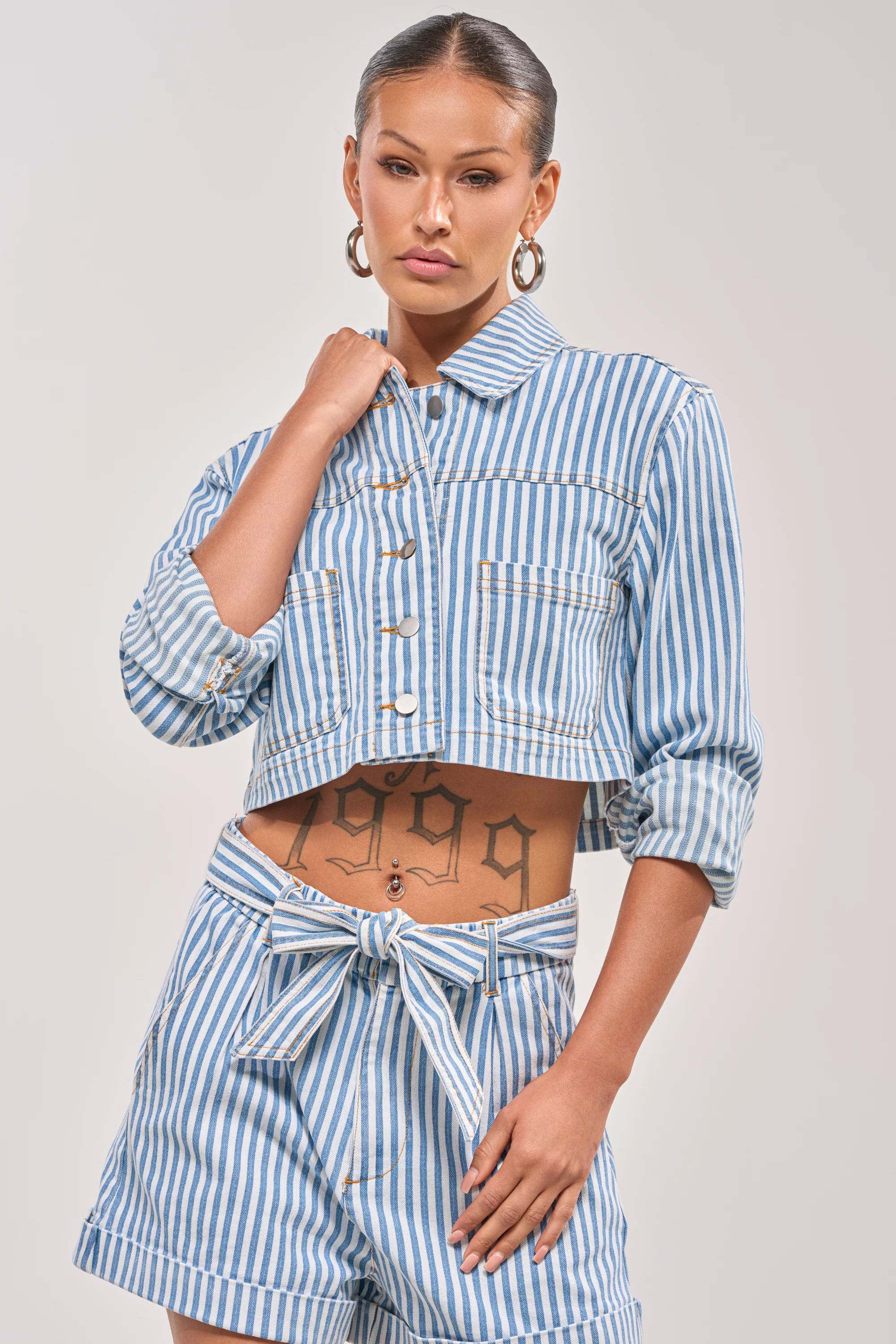 VACAY VIBES BUTTON DOWN - Akira Store