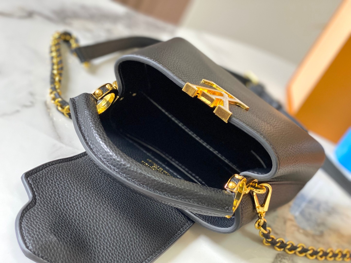 Louis Milky Way Capucines BB  Taurillon leather M23082 size: 21��14��8cm