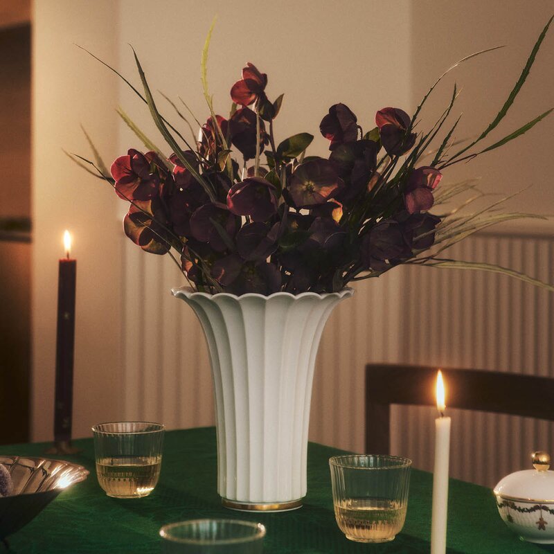 Hvit vase med gullkant 23 cm