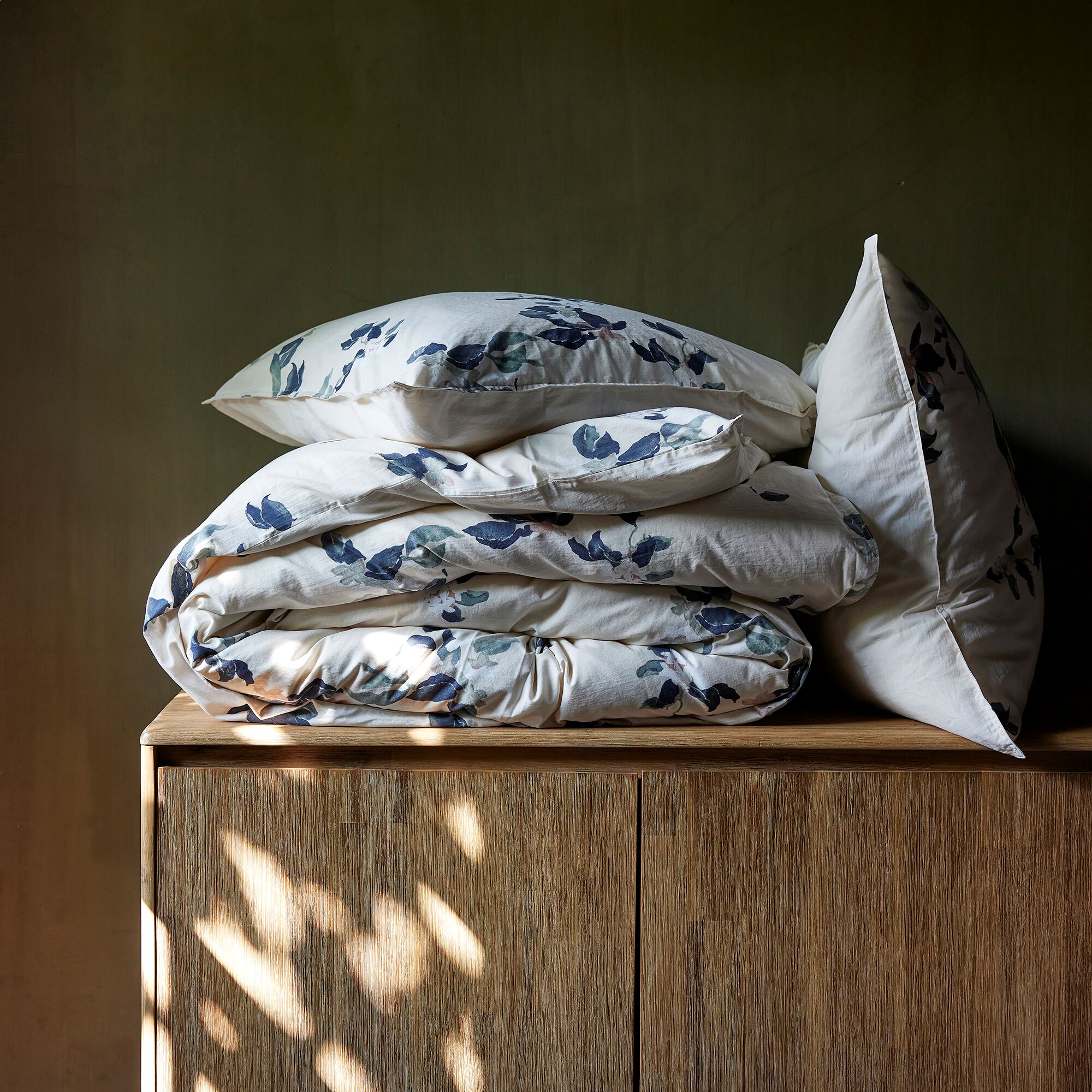 LINH - Housse de couette 240x220cm et 2 taies d'oreiller 63x63cm en coton lavé à motif floral - blanc