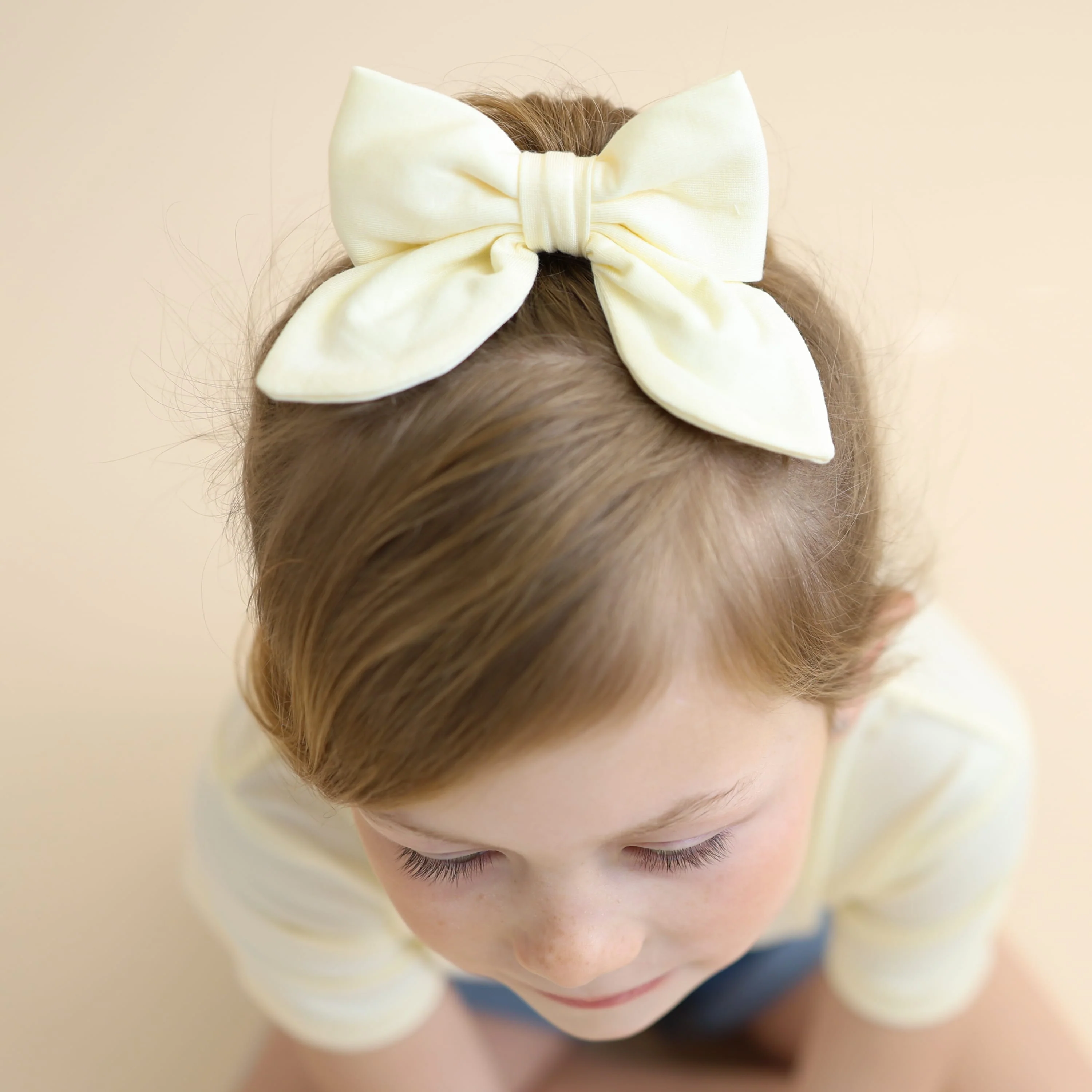 Medium Alligator Clip Bow in Chamomile