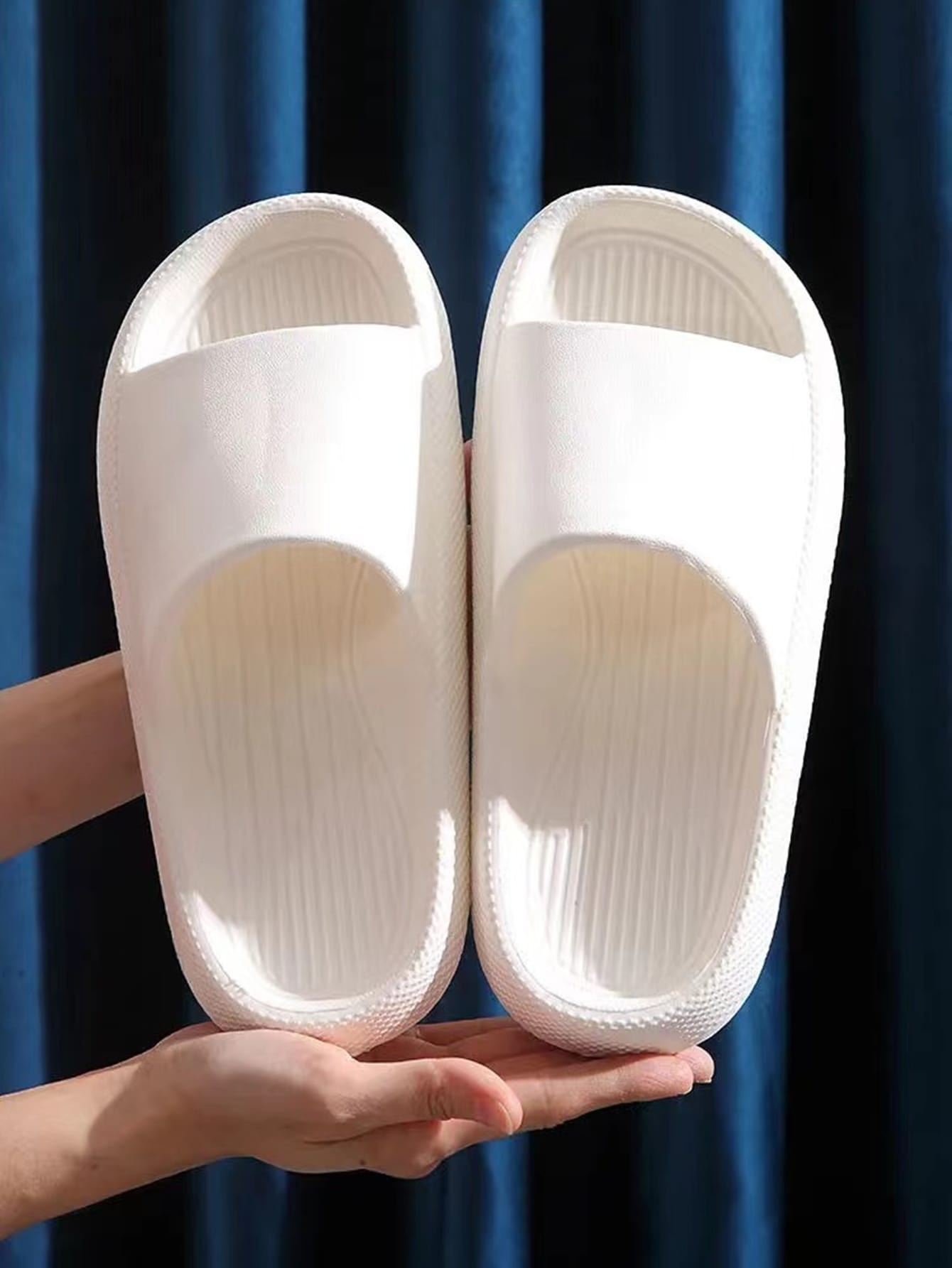 Pantoufles de douche et de salle de bain minimalistes à une seule bride, confortables et à semelle épaisse rembourrée