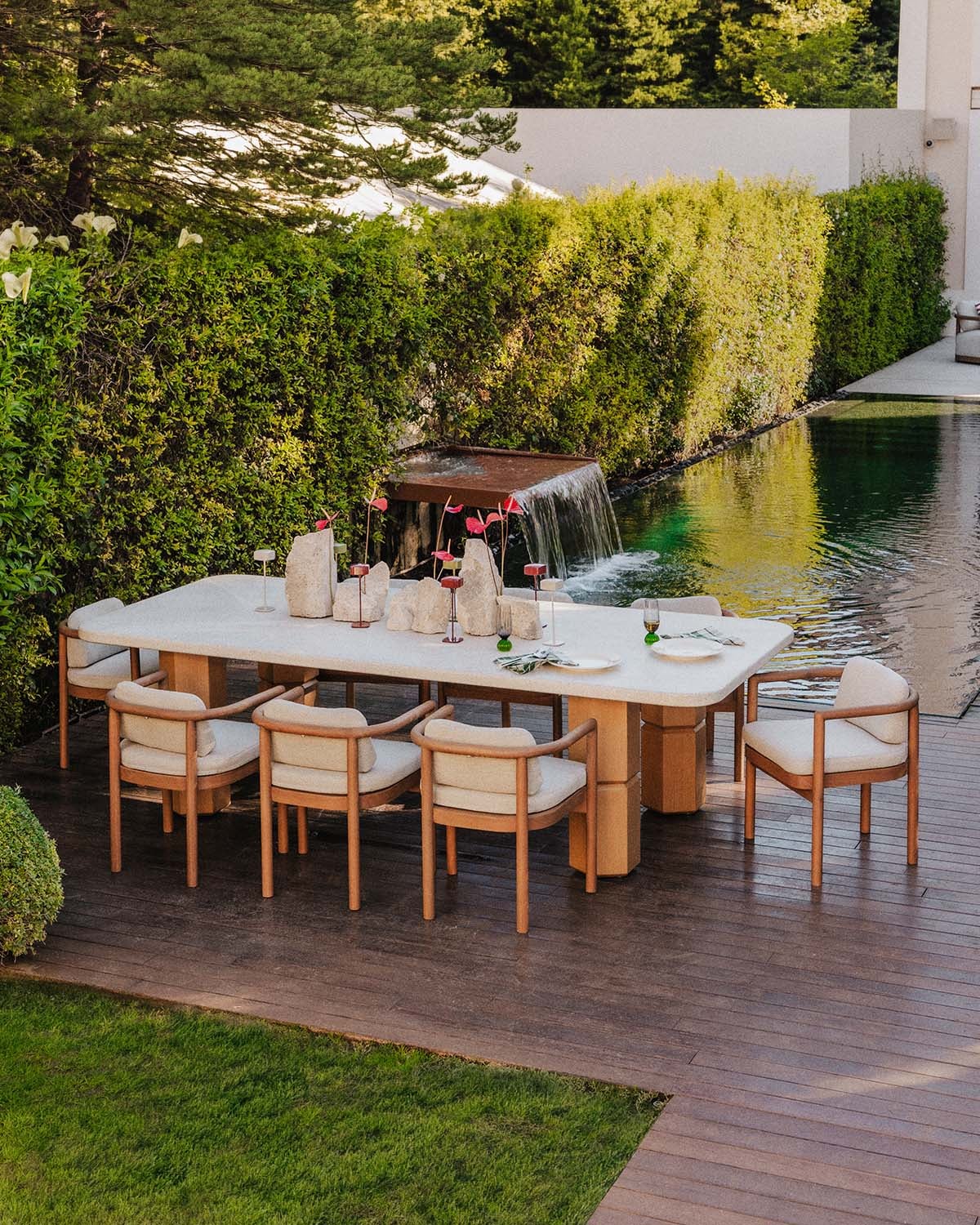 Set Ixiar - Elnes - Set de Mesa Rectangular de Terrazo Ixiar (270x120 cm) y 8 Sillas con Reposabrazos de Madera Elnes de Exterior