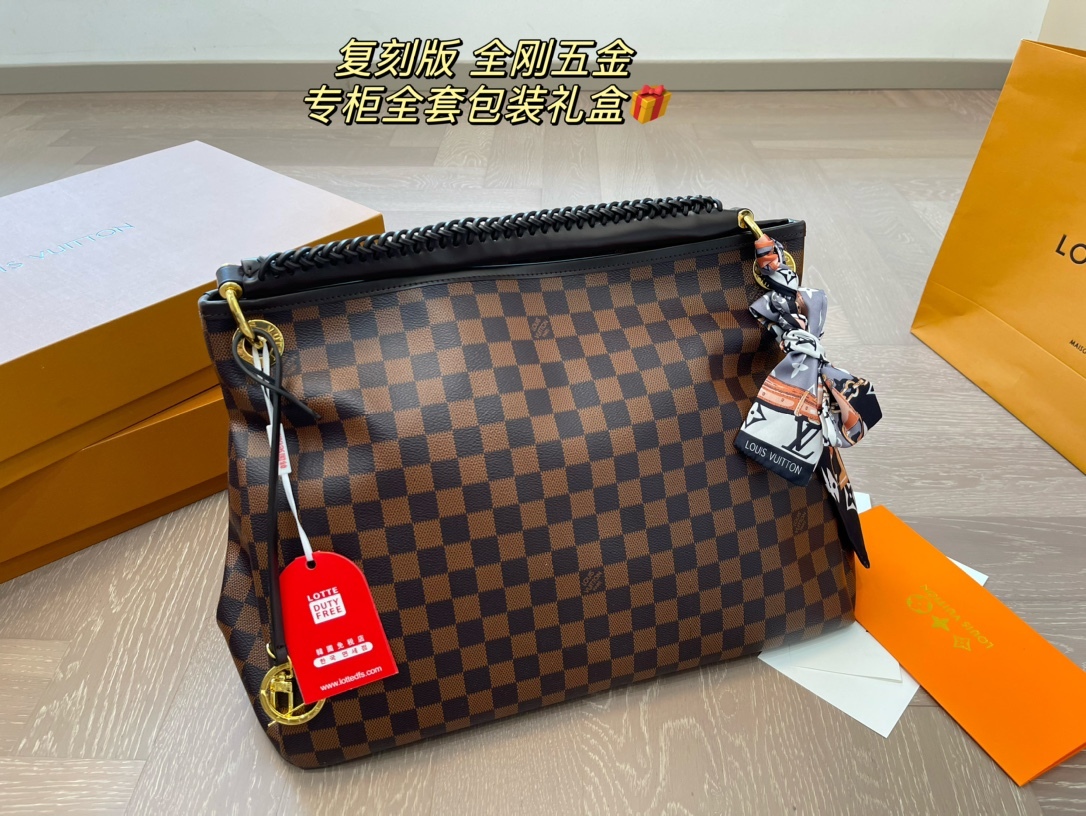 Louis artsy new arrival size : 41* 30 cm