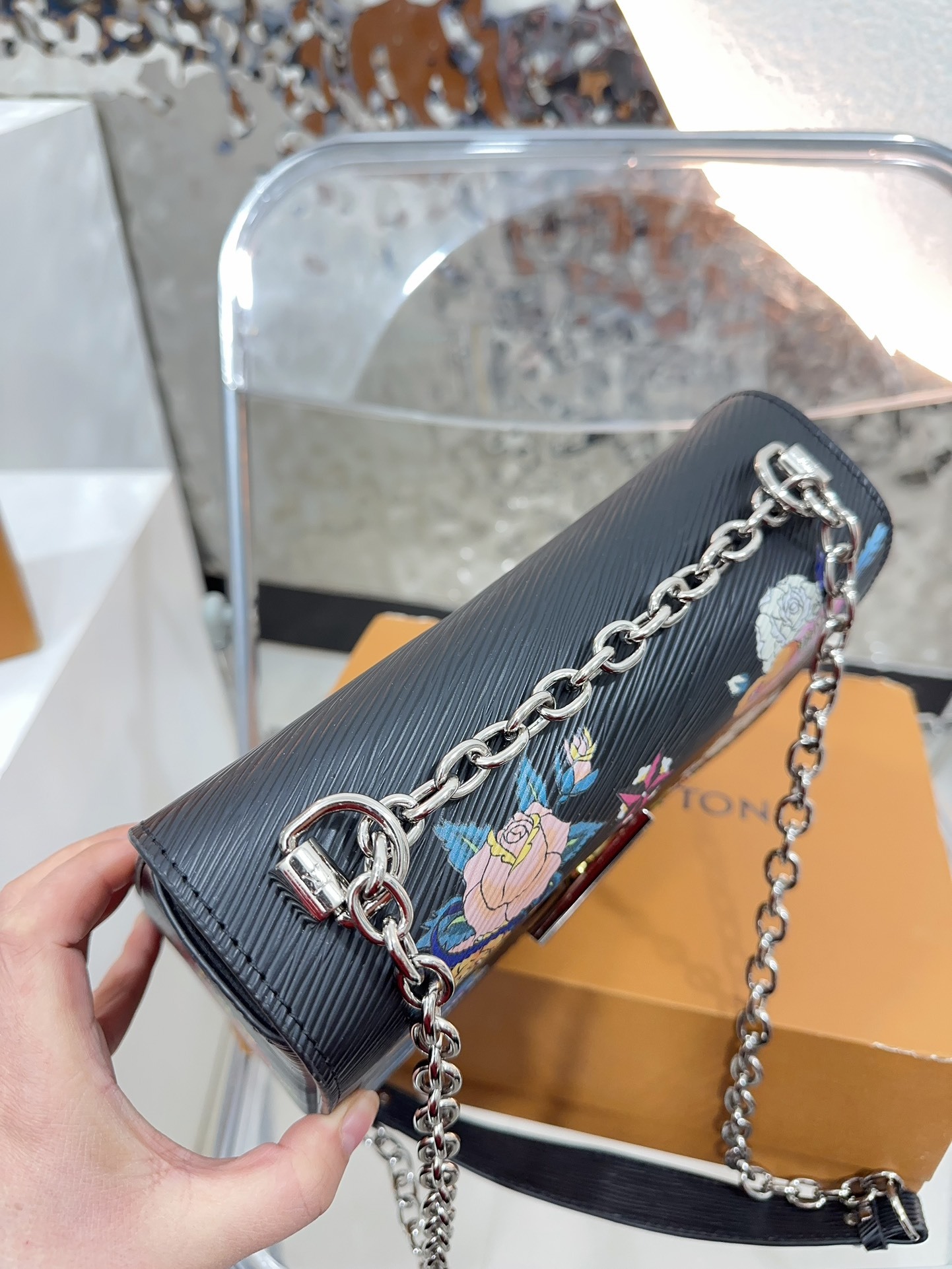 Louis new arrival TWIST bag size??23 * 16 cm