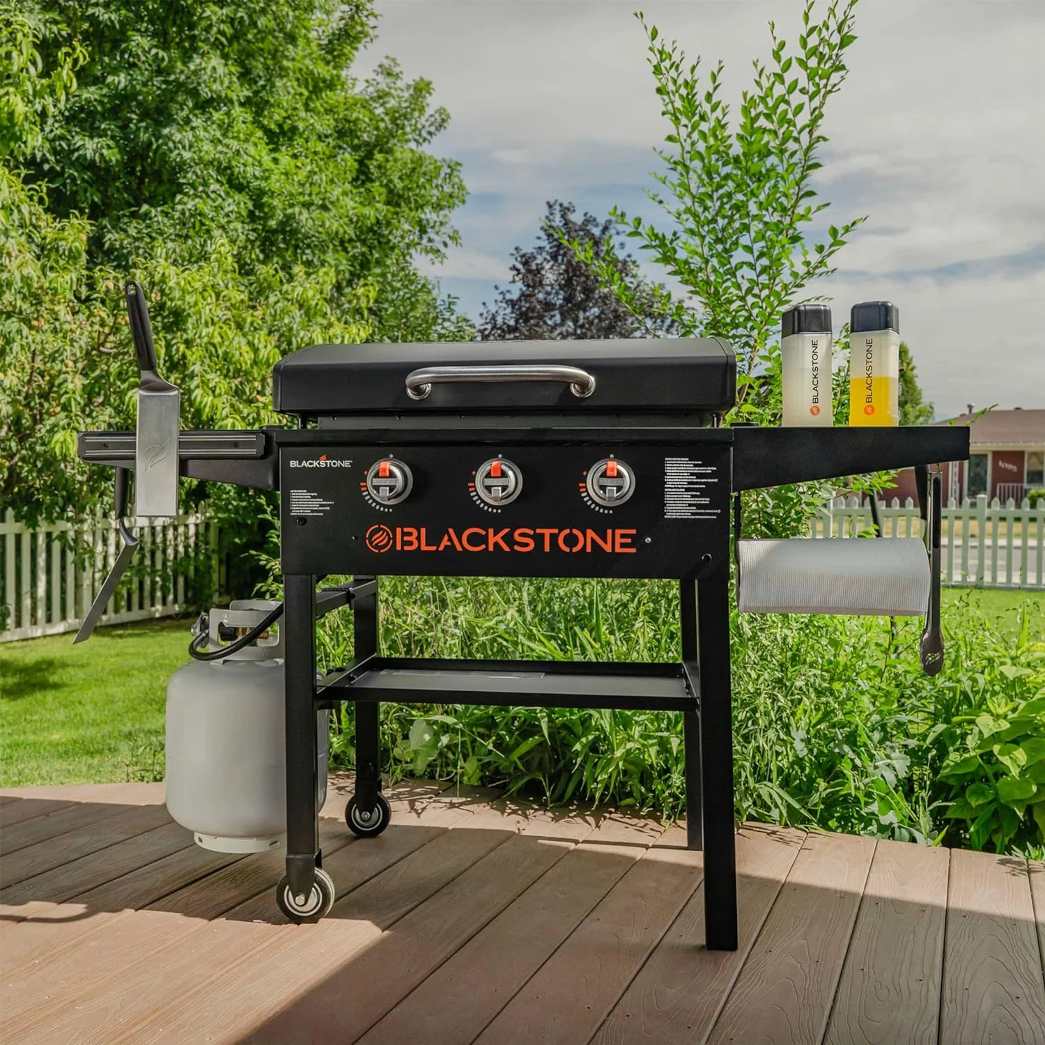 Plaque de cuisson Blackstone Griddle 2080 de 71 cm (28 pouces) avec couvercle XL Griddle Original, grill extérieur à 3 brûleurs, accessoires Blackstone Griddle inclus, assaisonnement, gants et chiffon de nettoyage.