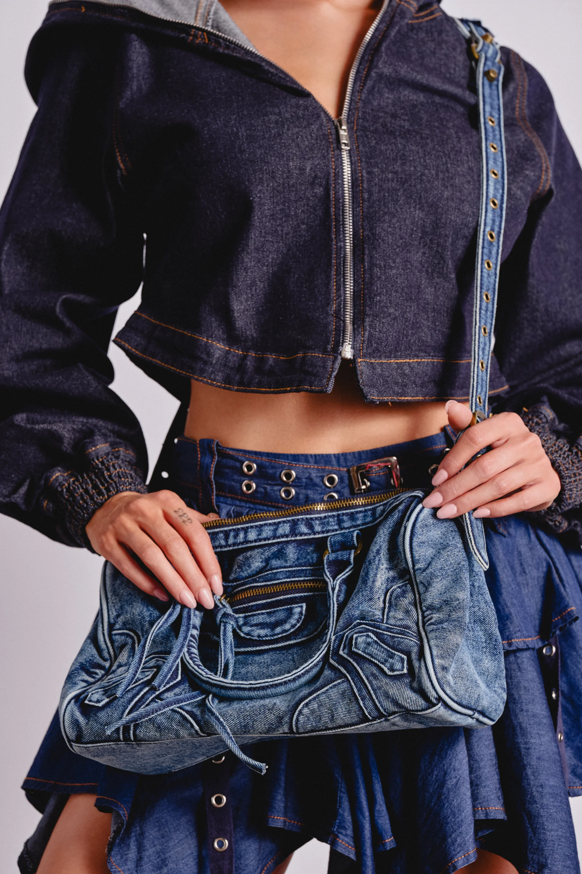 IM THAT GIRL DISTRESSED PURSE - Akira Store
