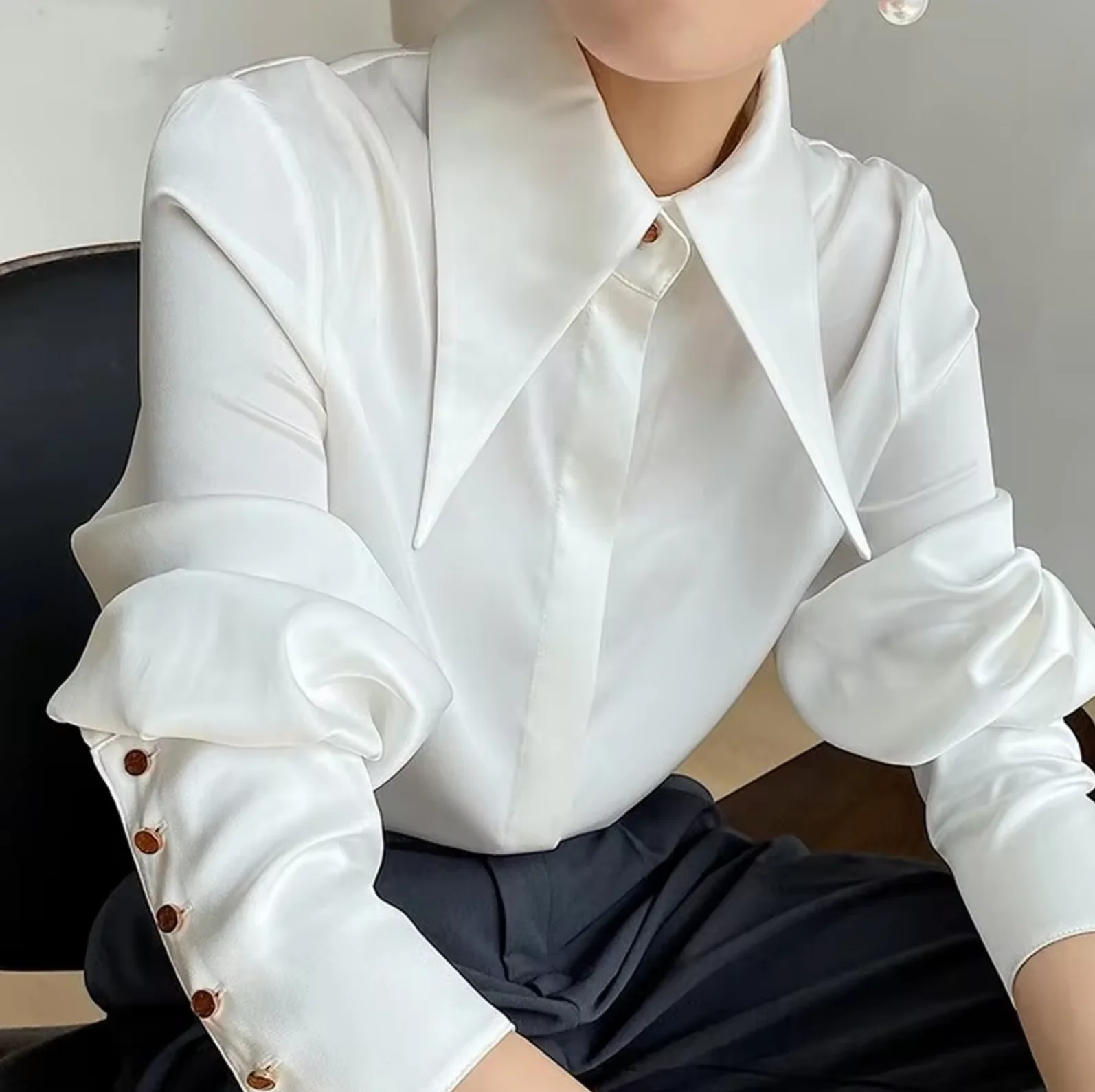 Chemisier en satin uni pour femmes avec col moderne et poignets à boutons