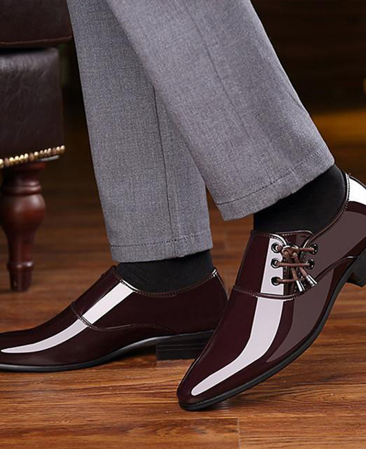 Chaussures habillées unies, vernies brillantes, à bout pointu