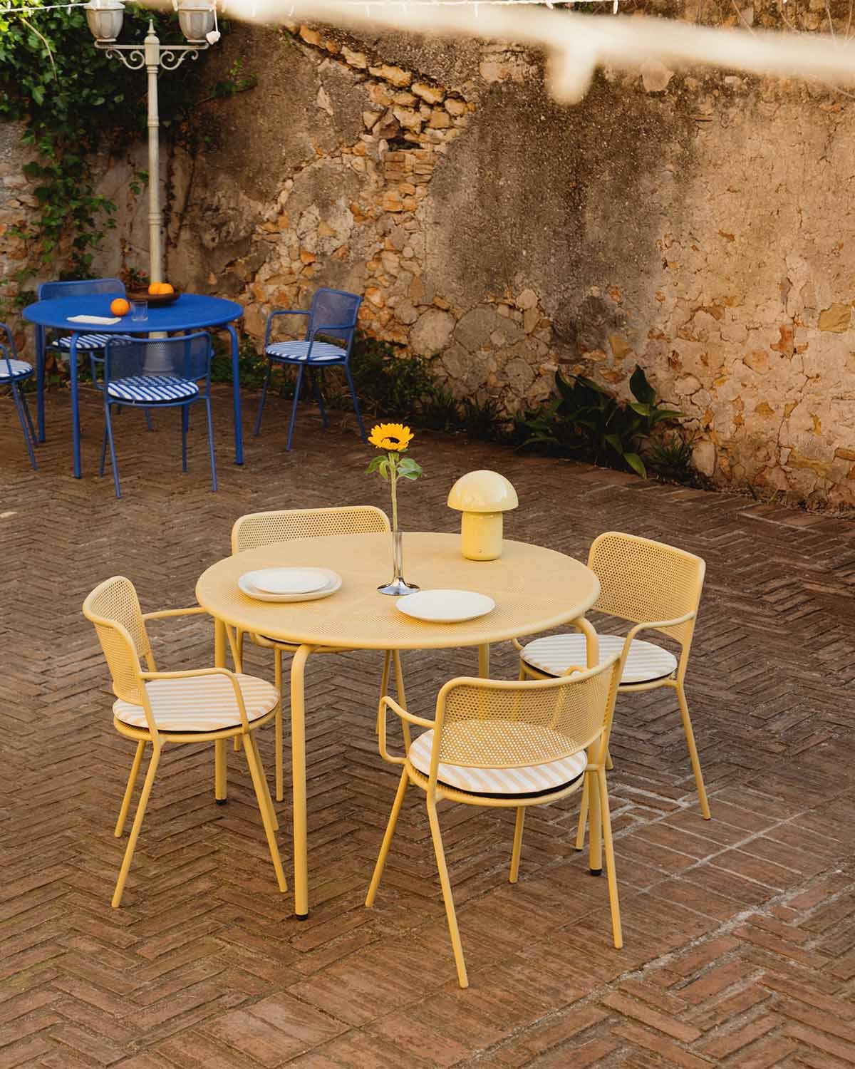 Dorothea - Set de Mesa Redonda (Ø110 cm) y 4 Sillas con Reposabrazos de Metal Dorothea de Exterior
