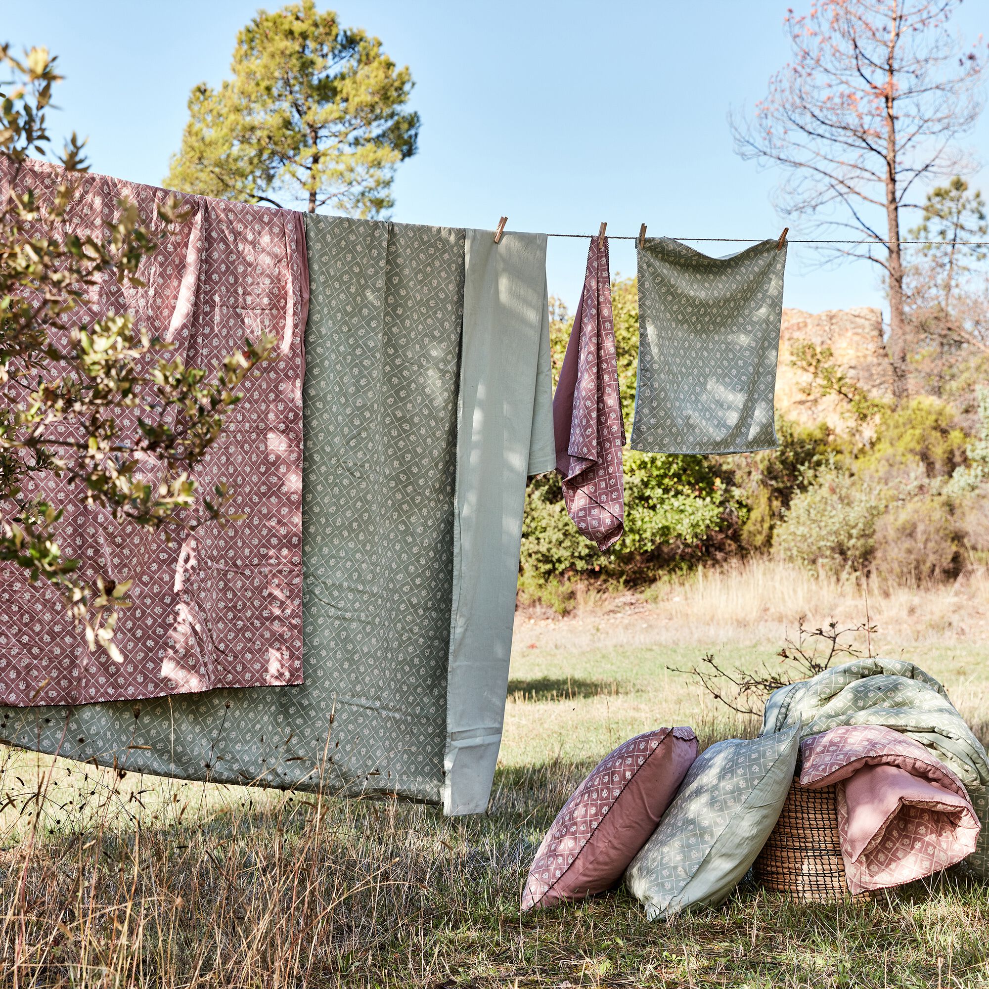 PIASTRE - Housse de couette 260x240cm et 2 taies d'oreiller 63x63cm en coton lavé - rose