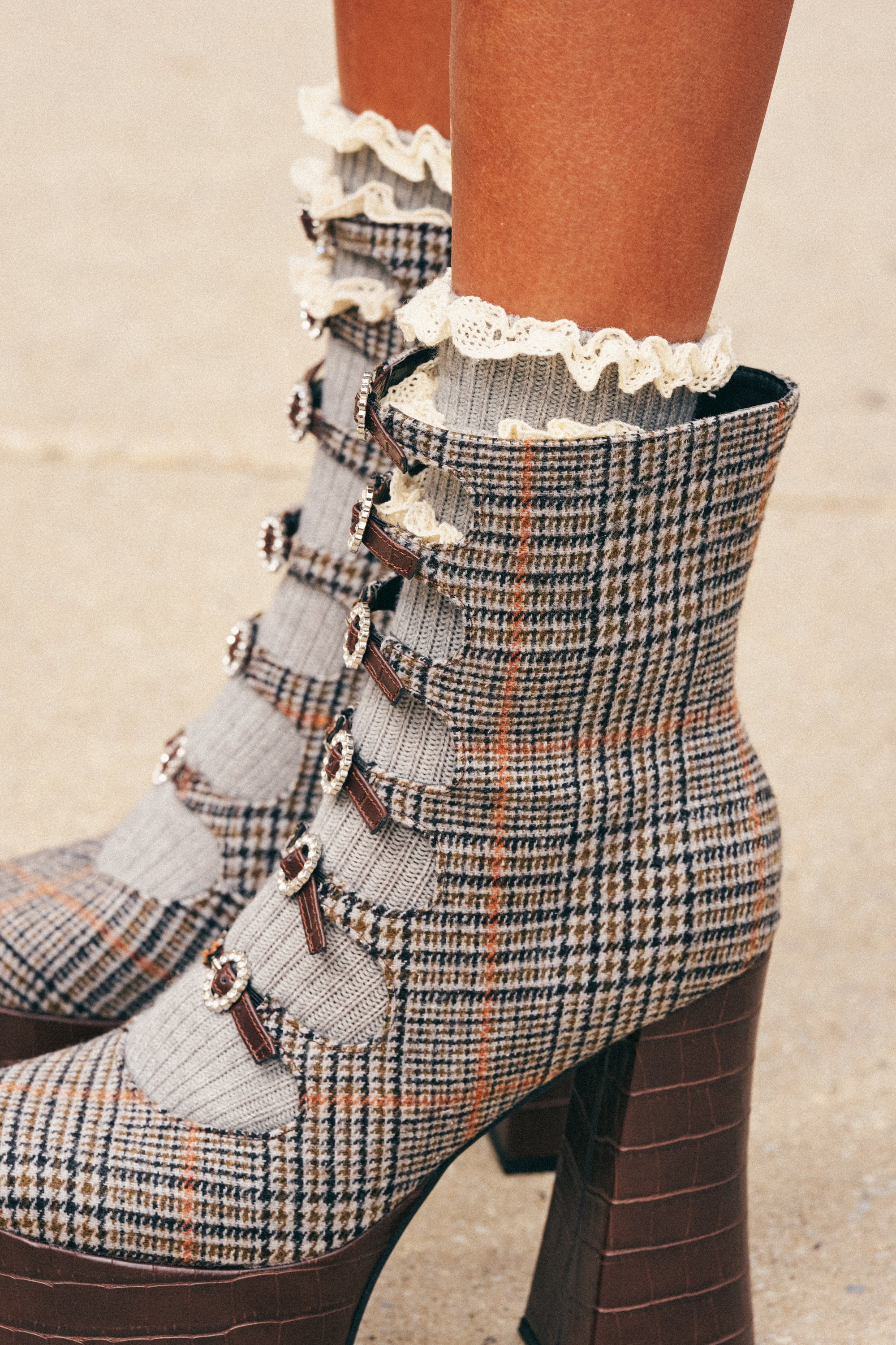 LAYERED CUTIE RUFFLE SOCKS IN GREY - Akira Store