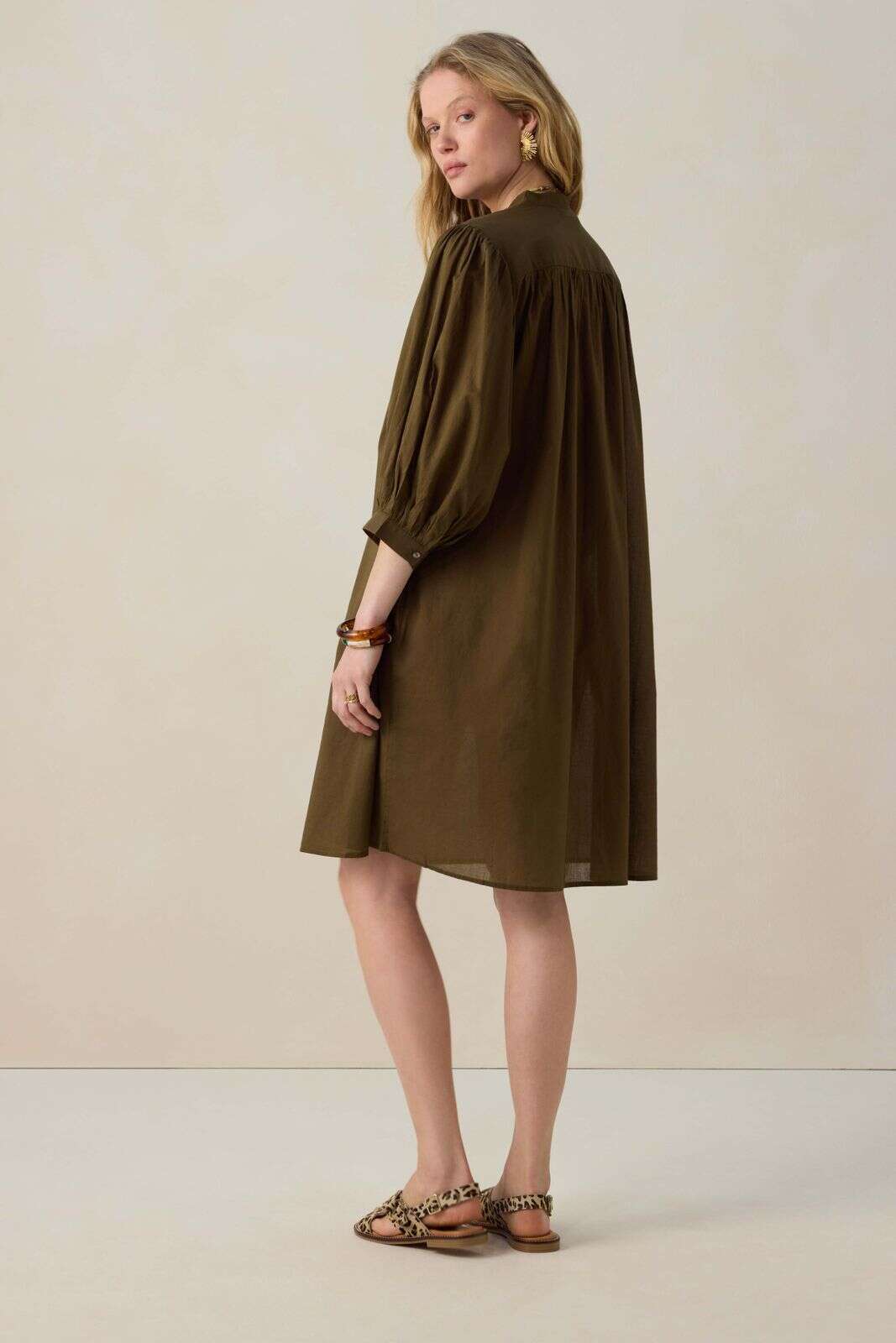 Donkergroene jurk met ceintuur